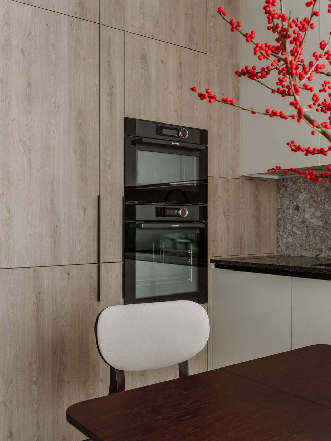 Угловая кухня со встроенным холодильником