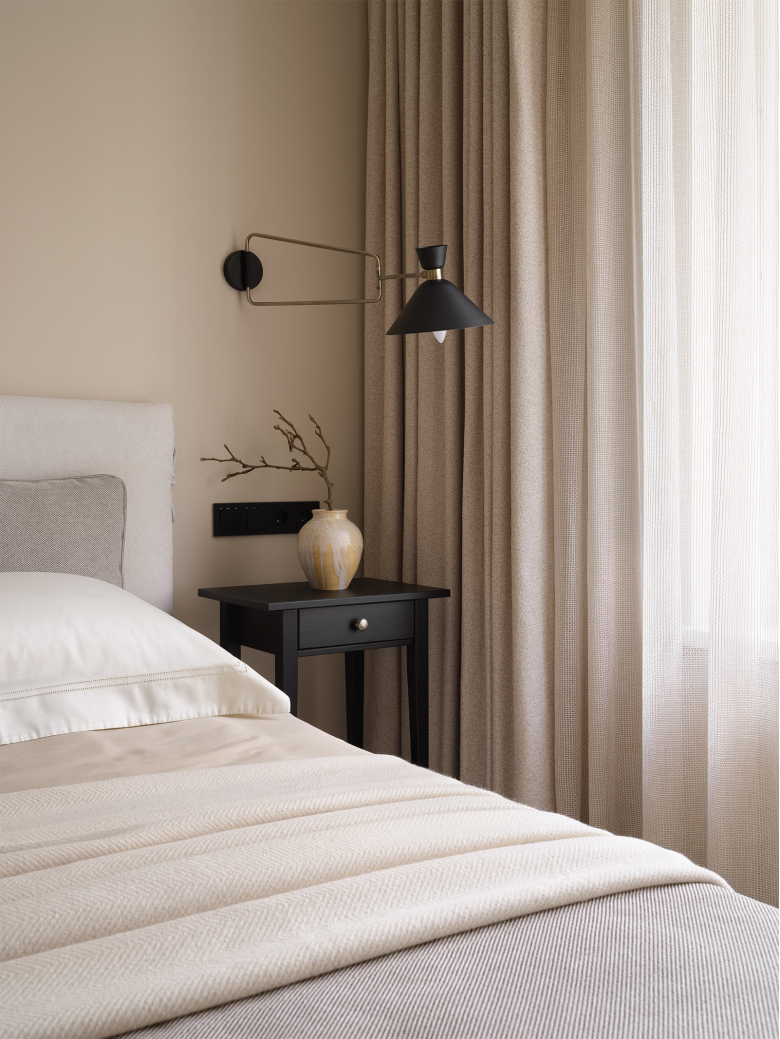 Дизайн бежевой спальни для девушки