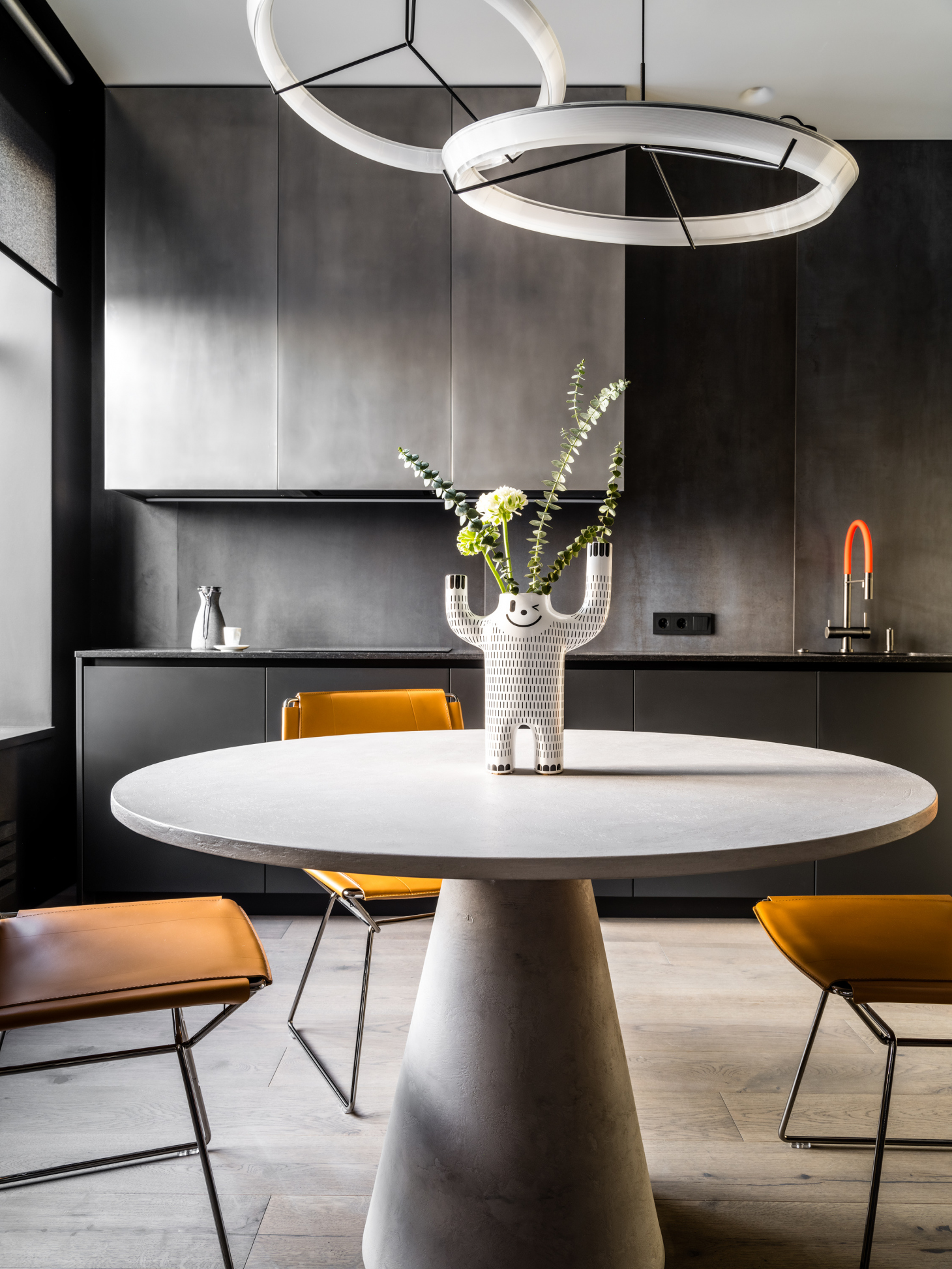 Кухня с фасадами под металл