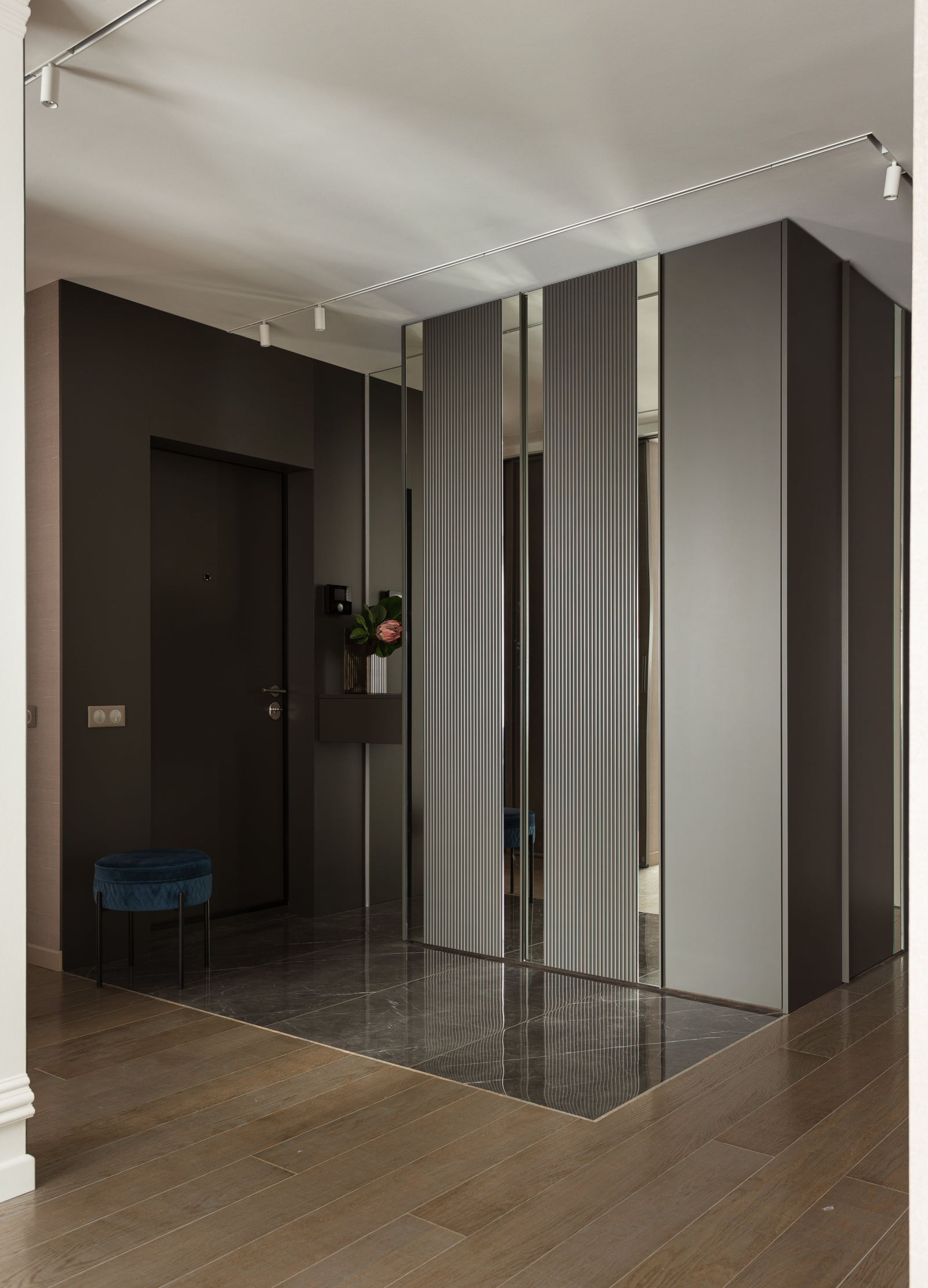 Большой угловой шкаф для одежды в прихожей