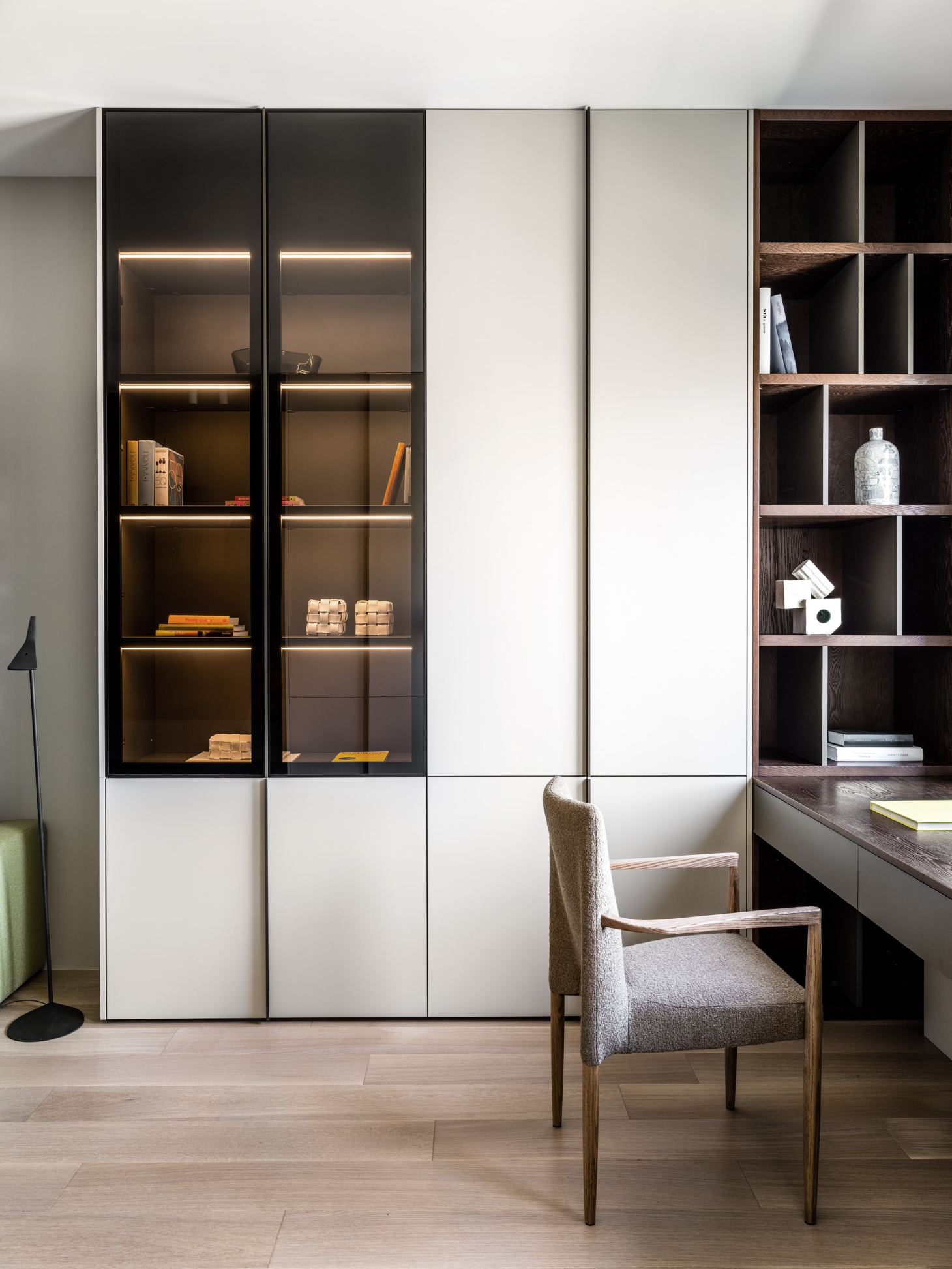 Книжный шкаф с подсветкой