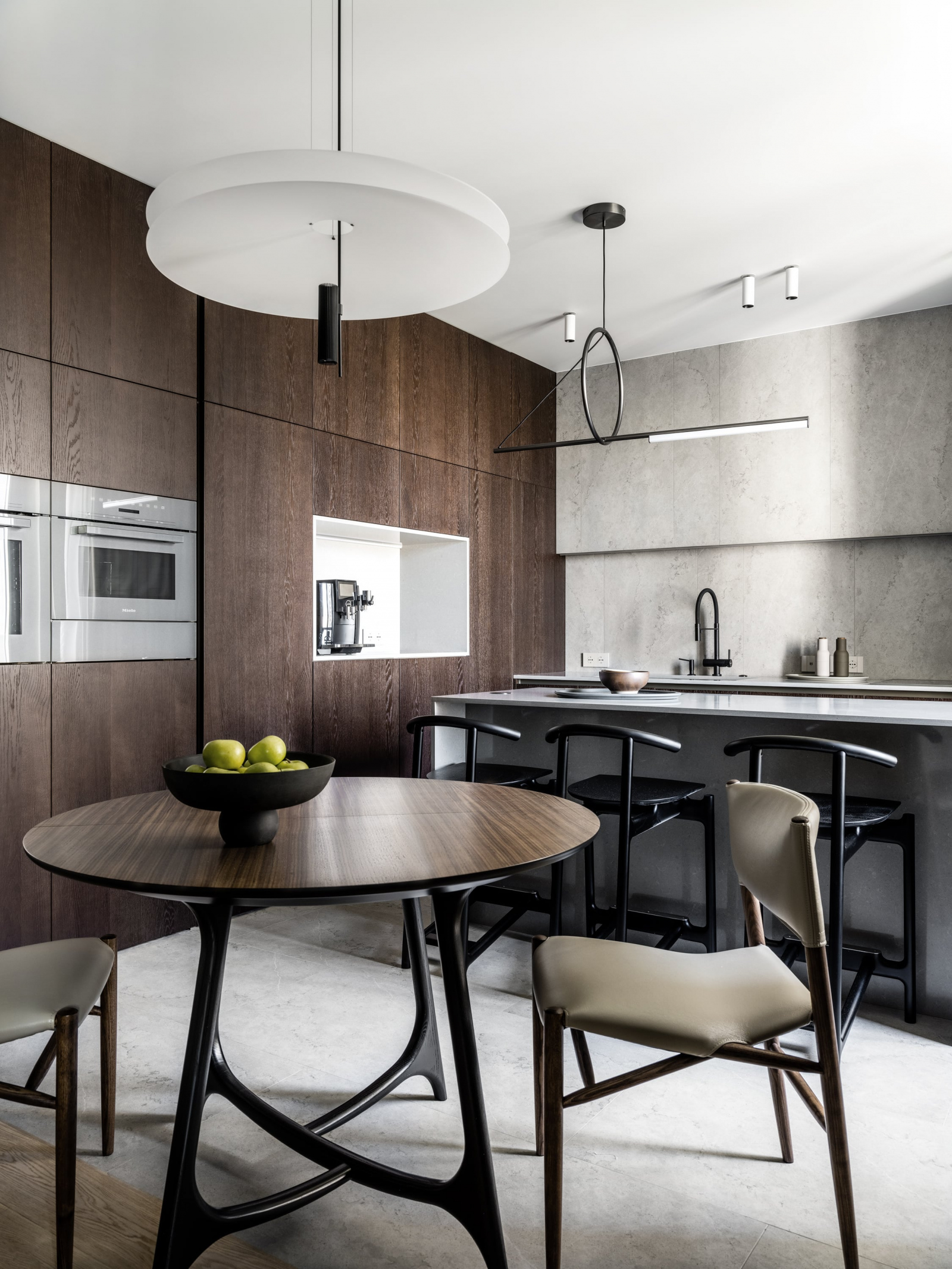 Угловой кухонный гарнитур с островом