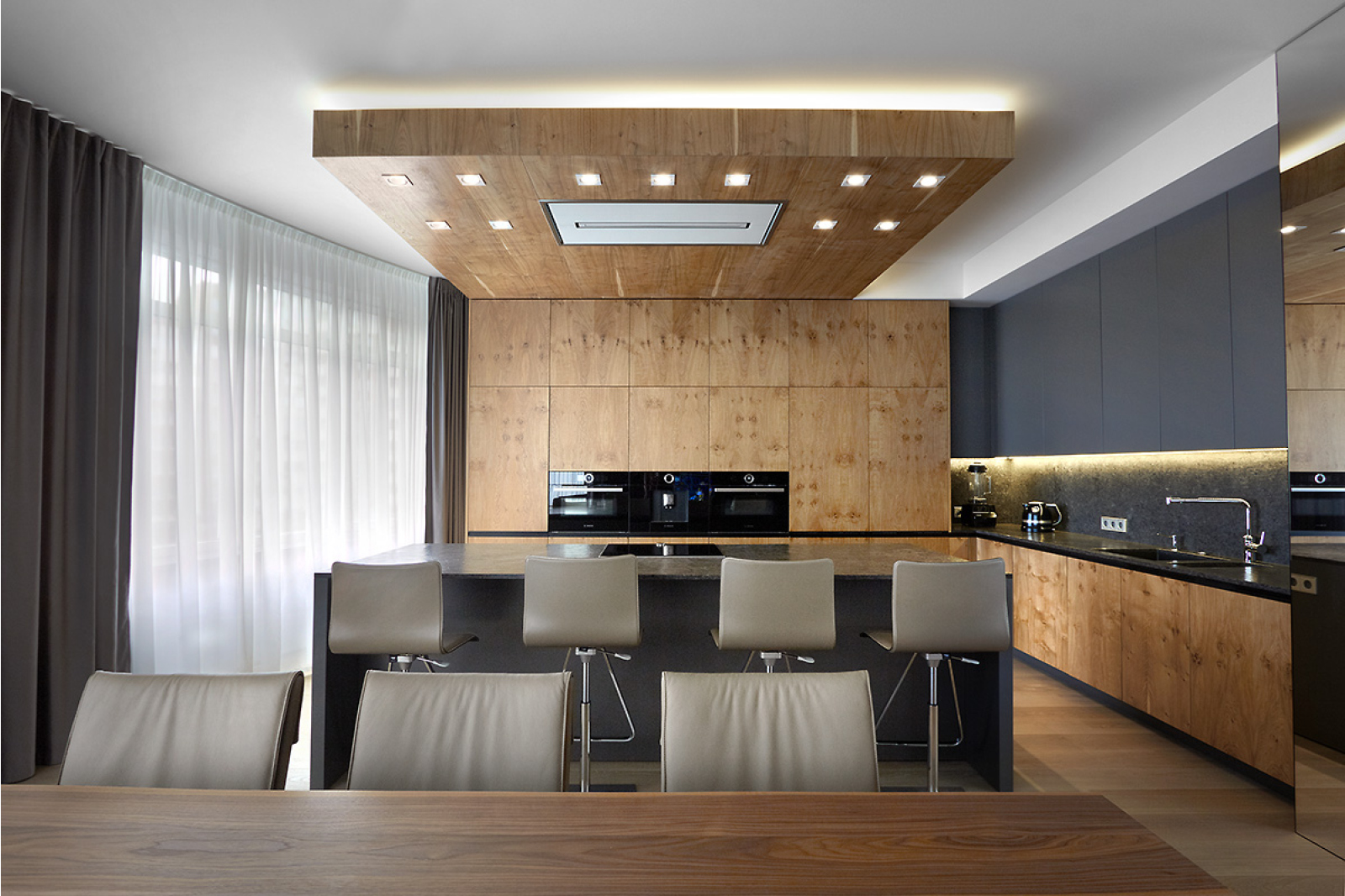 Угловая кухня со шпоном узелкового дуба