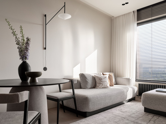 Warm Minimalism in a 72 m<sup>2</sup>  Moscow Apartment with a Window in the Bathroom and a Walk-in Closet: Photos, Video, and Interior Estimate