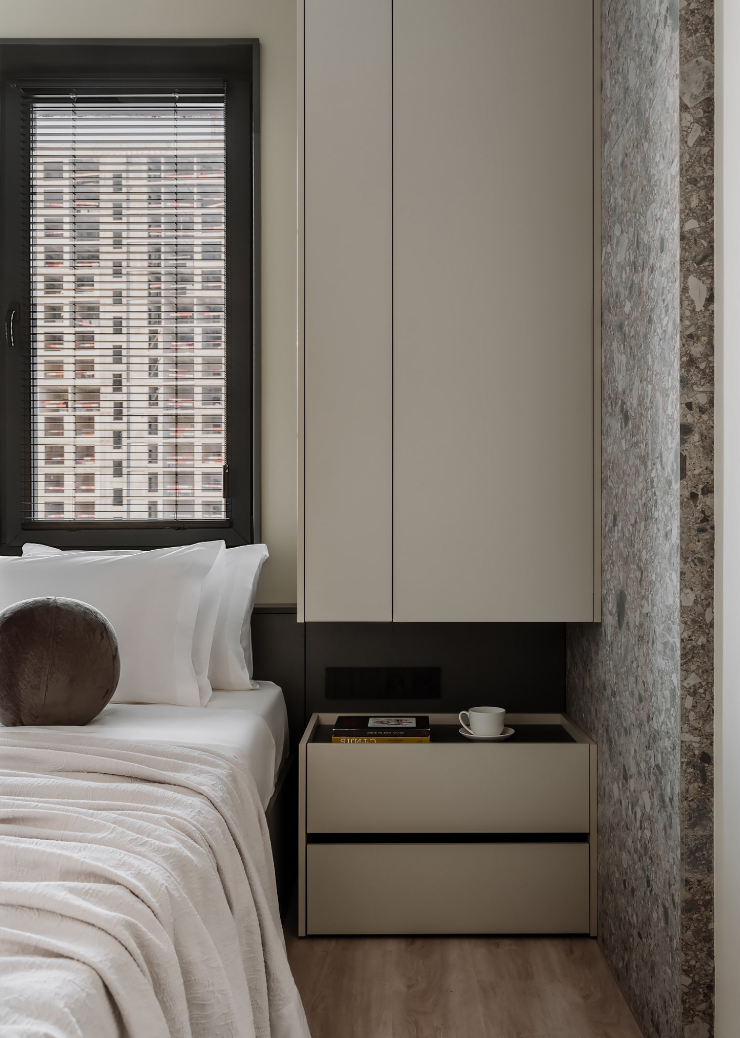 Подвесной шкаф для одежды в спальне