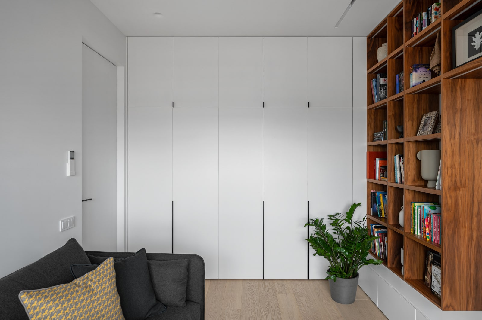 Большой белый шкаф для одежды