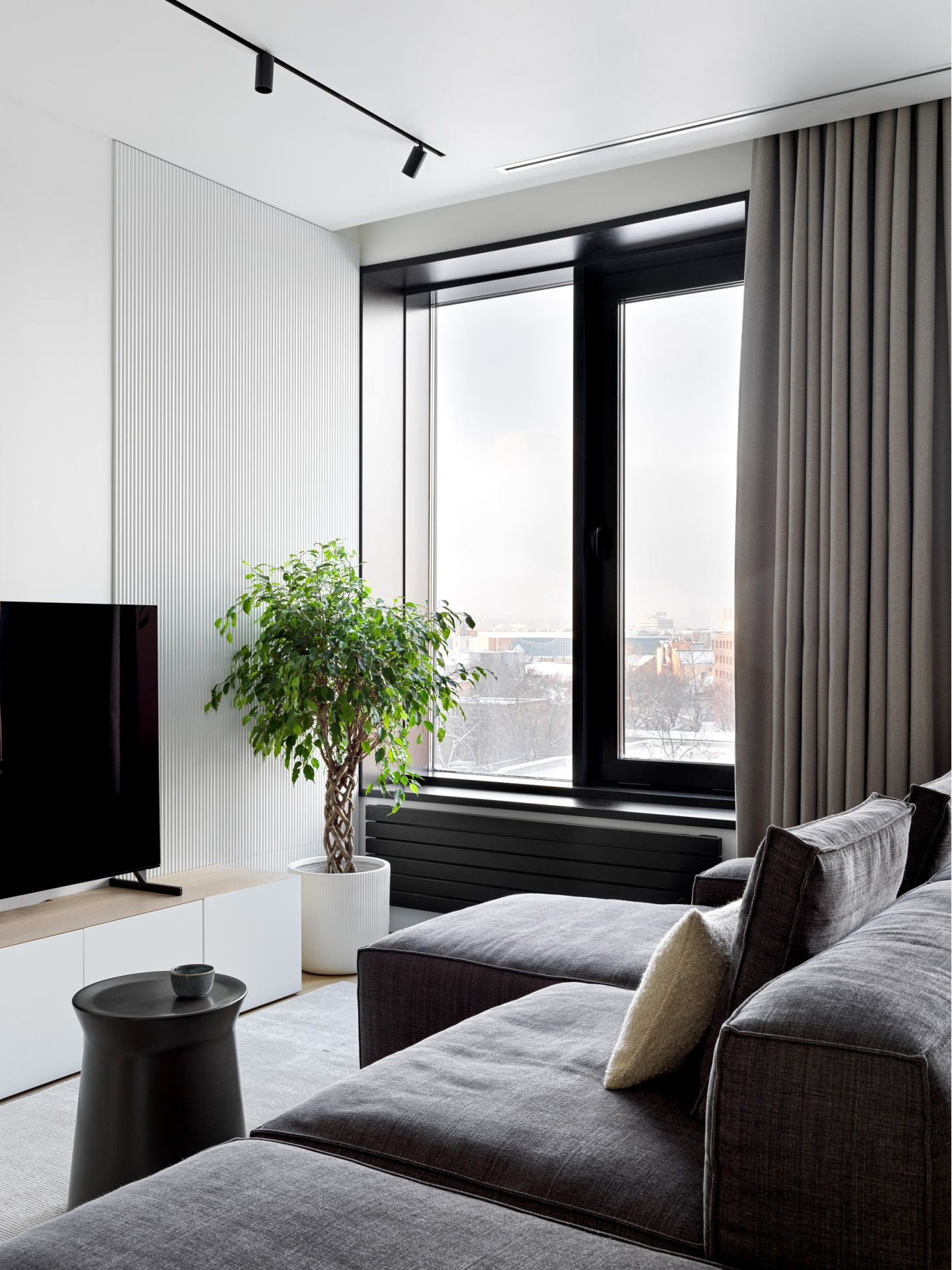 Рельефные стеновые панели в светлой эмали в гостиной