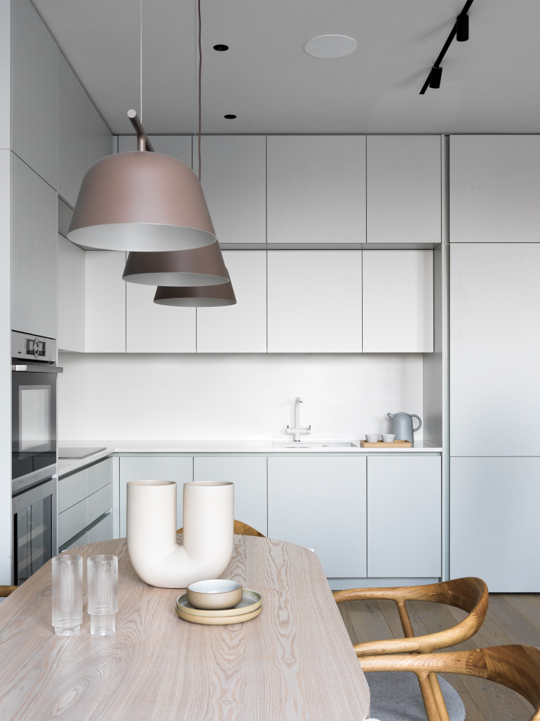 Угловая кухня с пеналом для встроенного холодильника