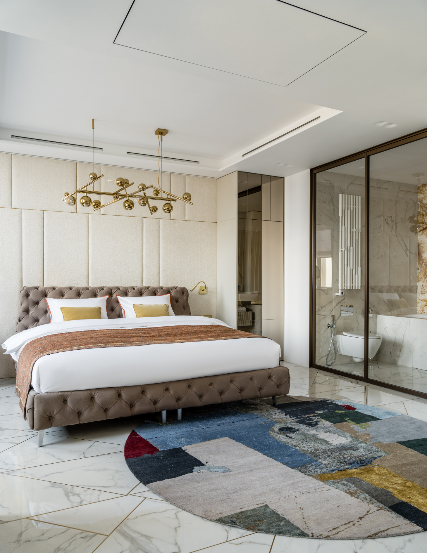 Спальня с ванной за стеклянной перегородкой