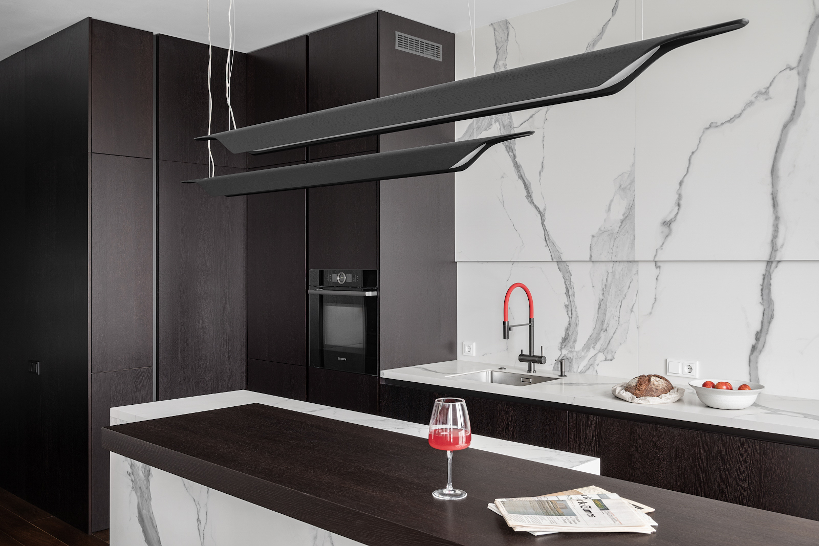 Кухня с островом без верхних модулей