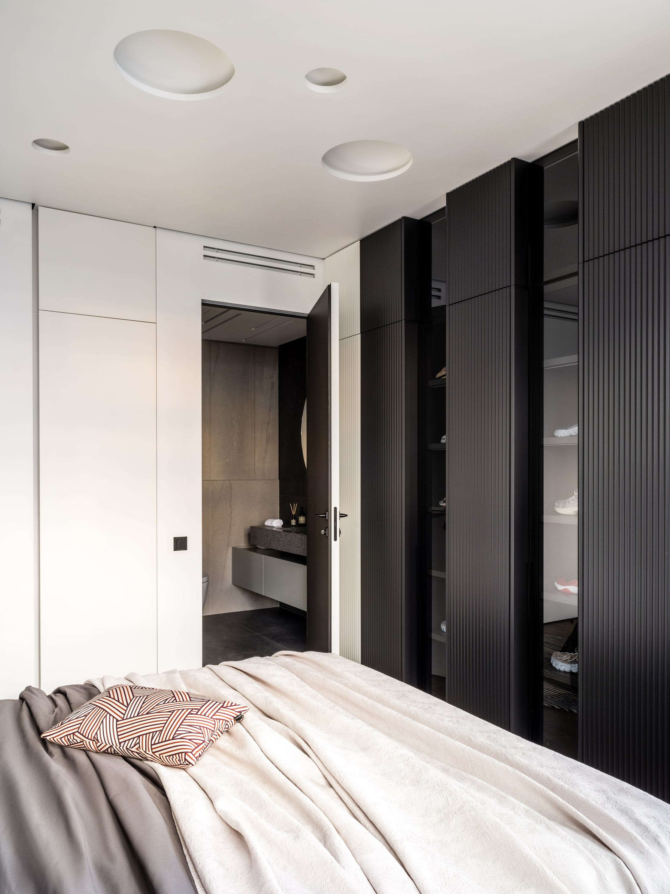 Спальня с большим шкафом для одежды