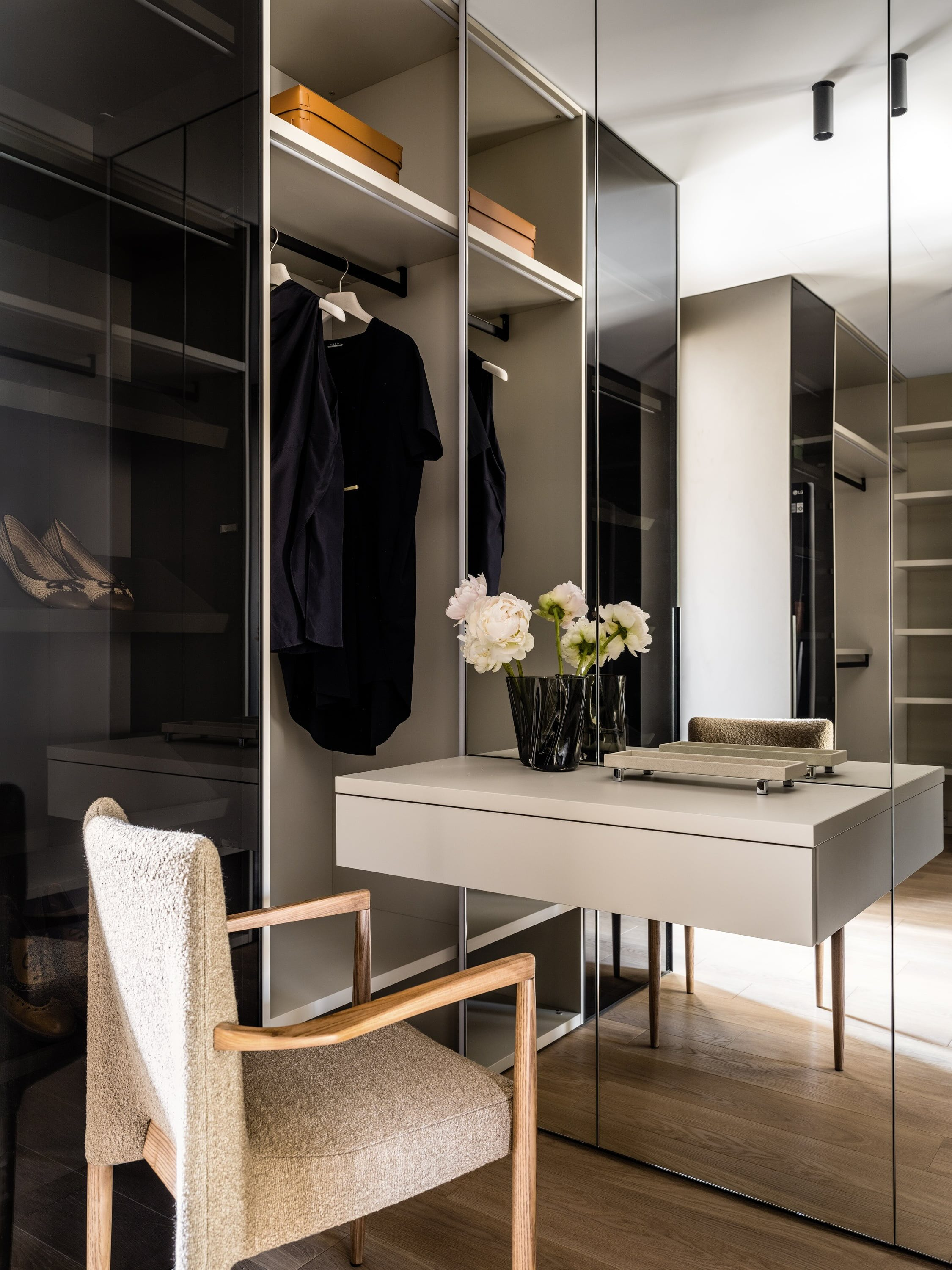 Большое зеркало в гардеробной