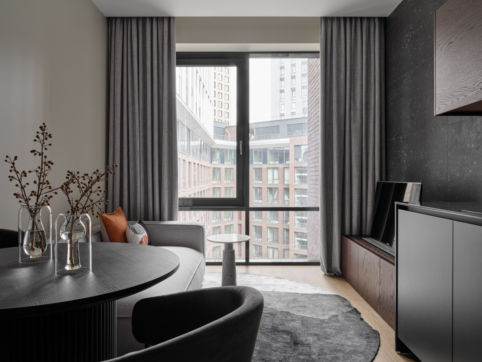 64 m<sup>2</sup> Two-Bedroom Apartment with Walk-In Closet and Laundry Room: Photos, Video, and Interior Estimate