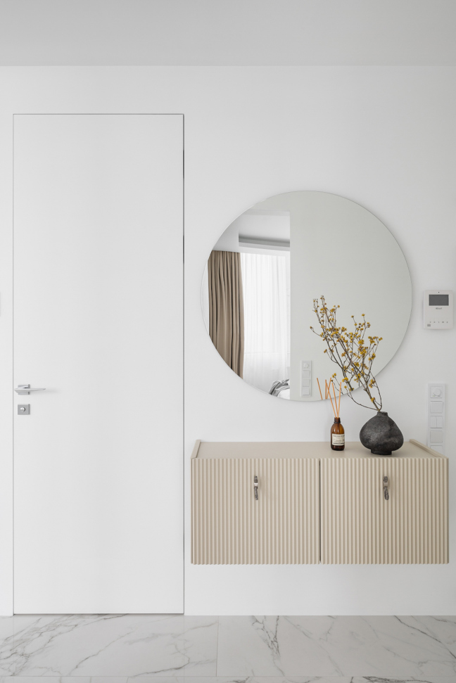 Тумба и зеркало в прихожей