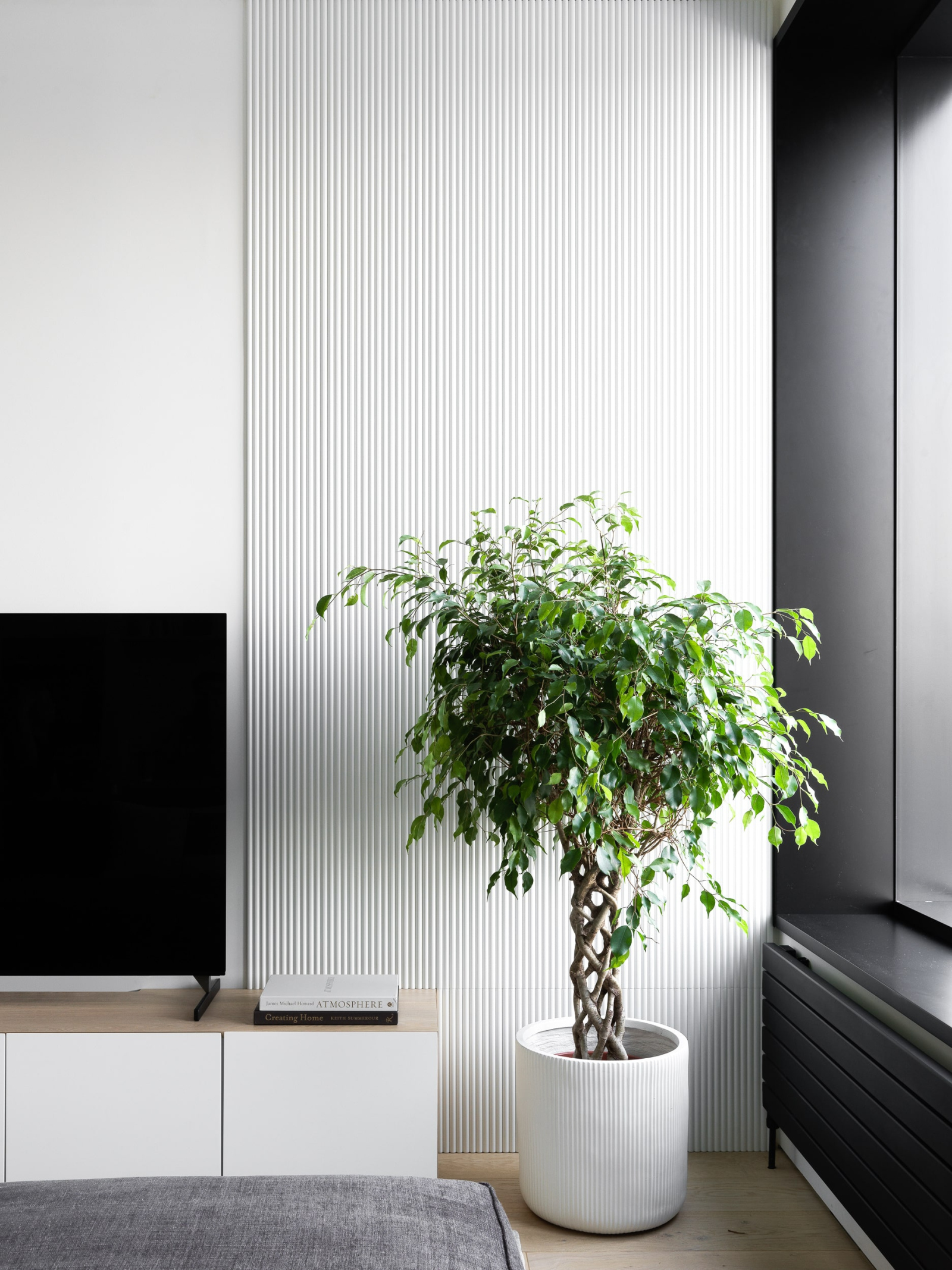 Рифлёные стеновые 3D панели в гостиной