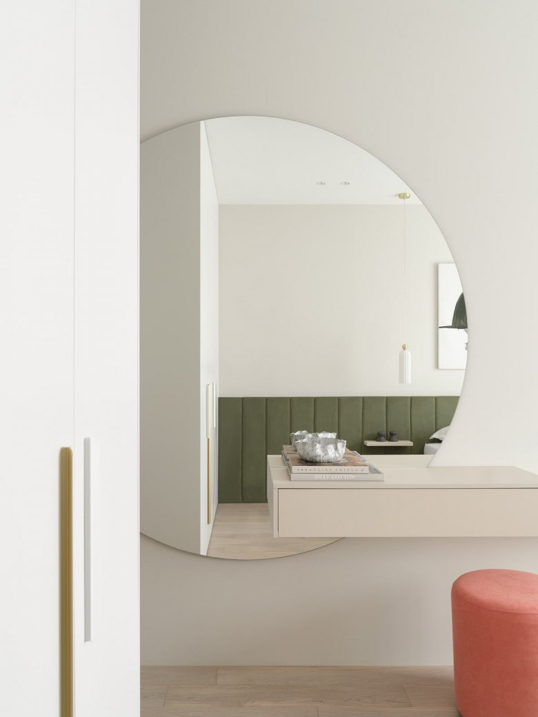 Косметический столик и зеркало в спальне