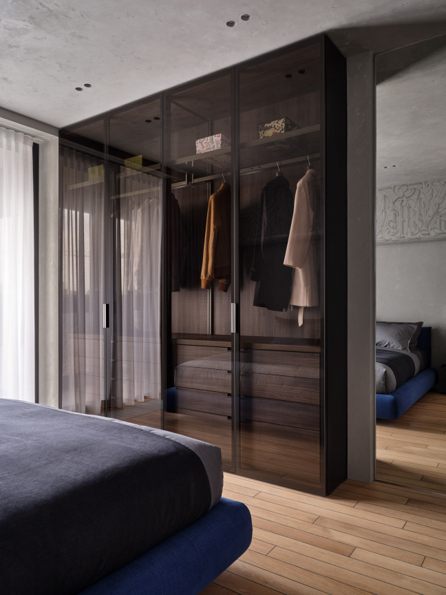 Шкаф со стеклянными фасадами для спальни