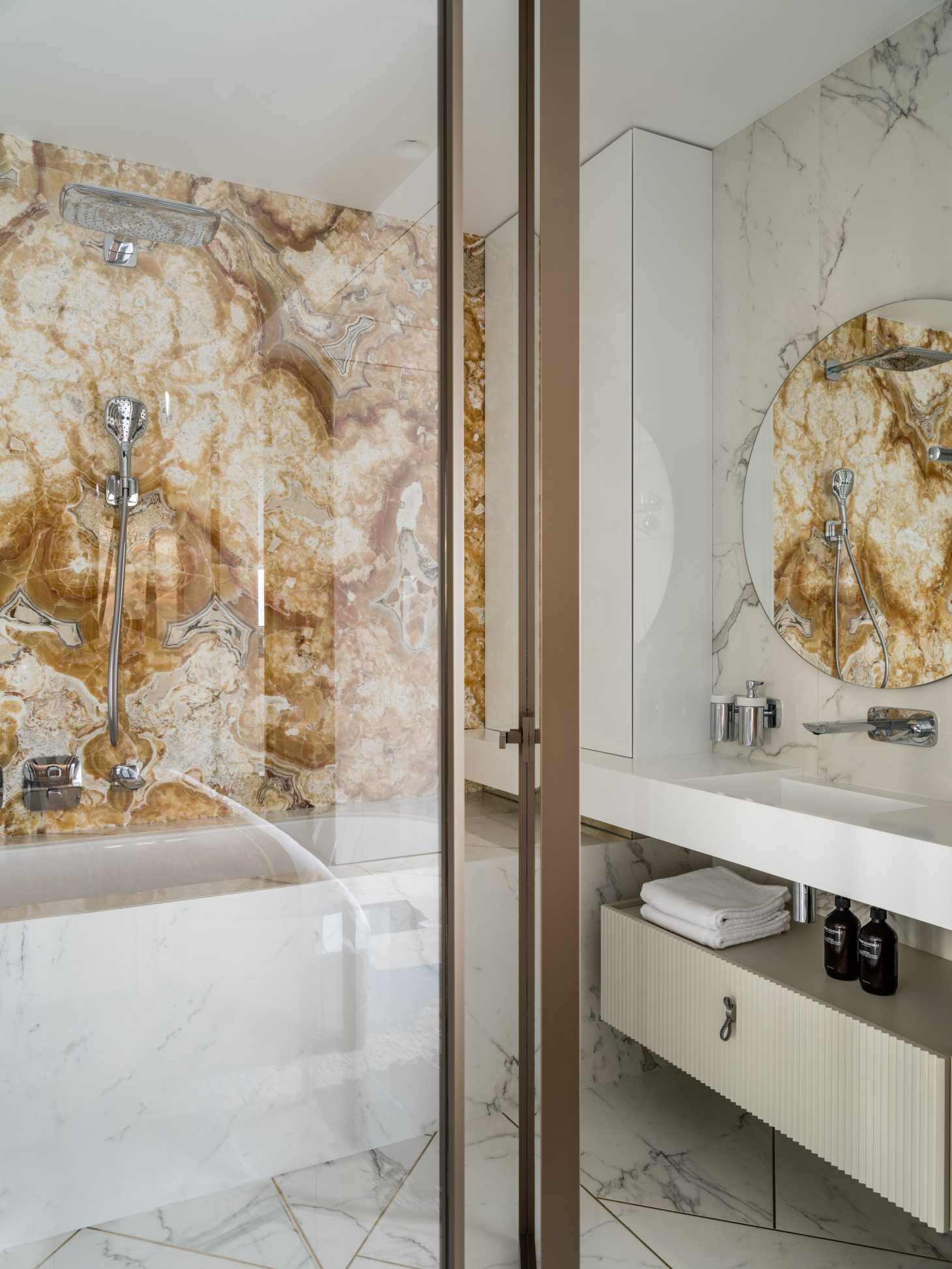 Ванная с круглым зеркалом с подсветкой