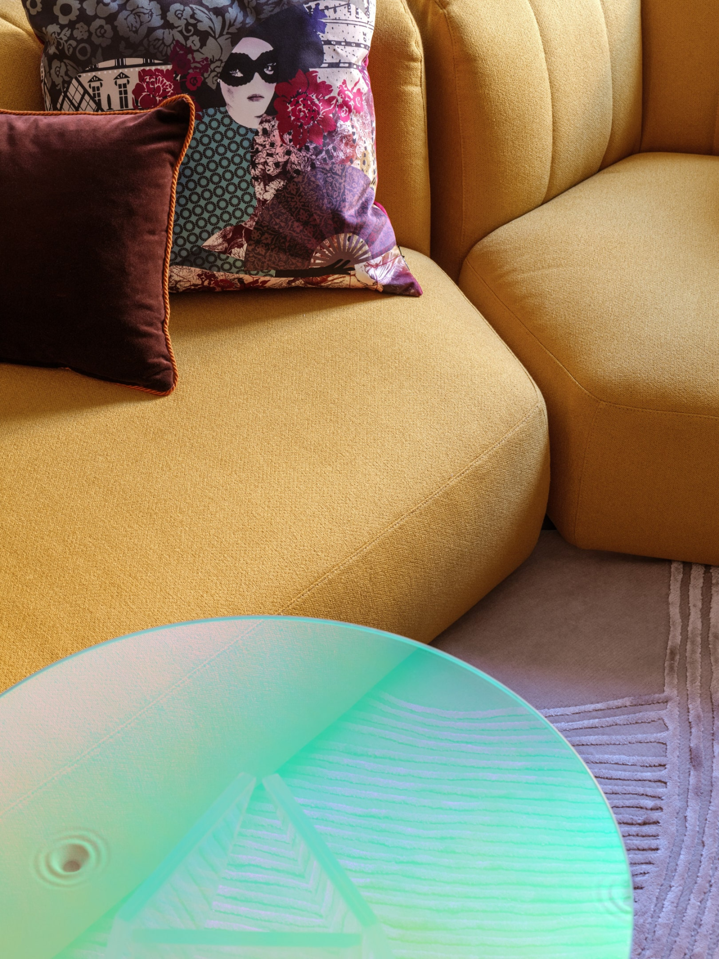 Дизайн гостиной в ярких цветах