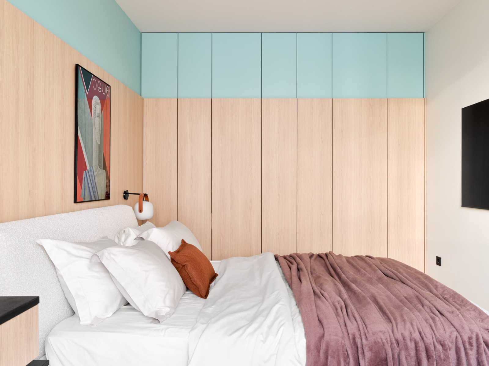 Большой шкаф для одежды в спальне