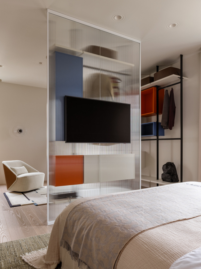 Перегородка с телевизором в спальне