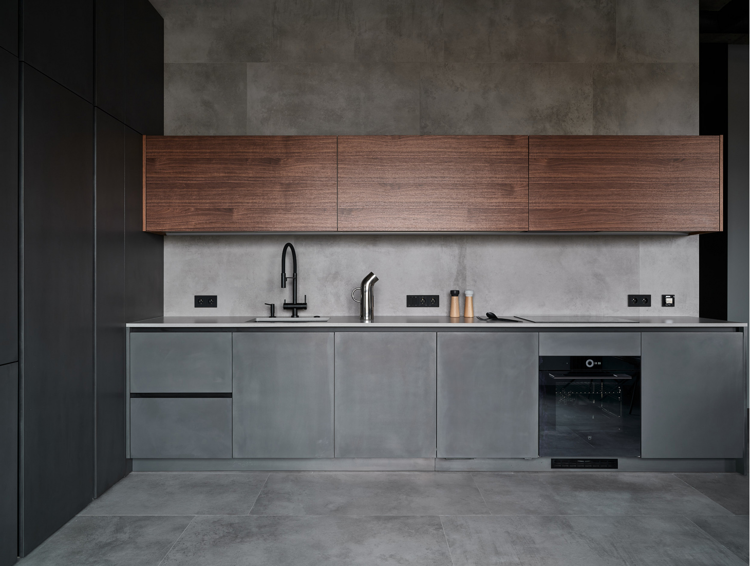 Кухня с металлизированными фасадами