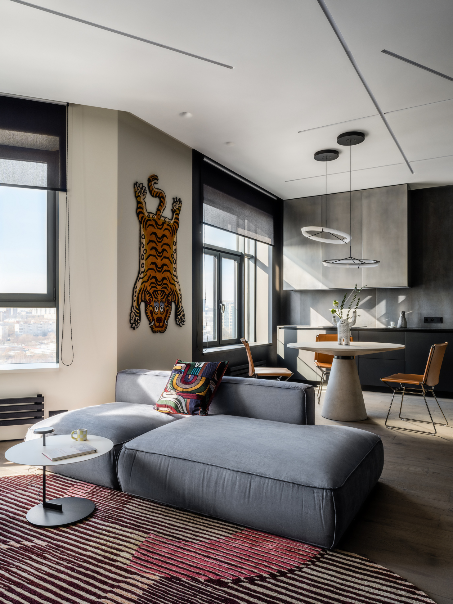 Угловая кухня в современном интерьере