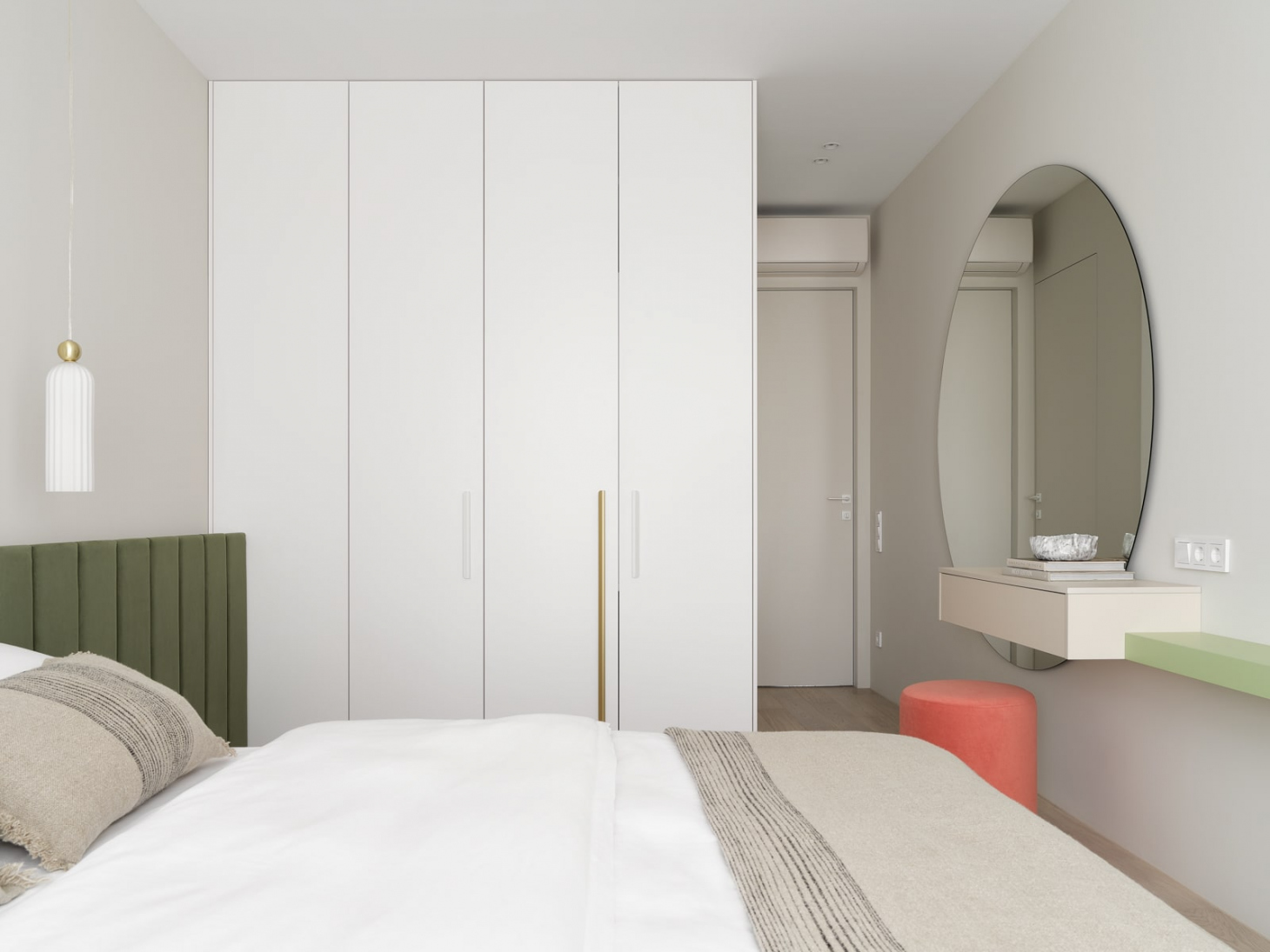 Платяной шкаф в спальне