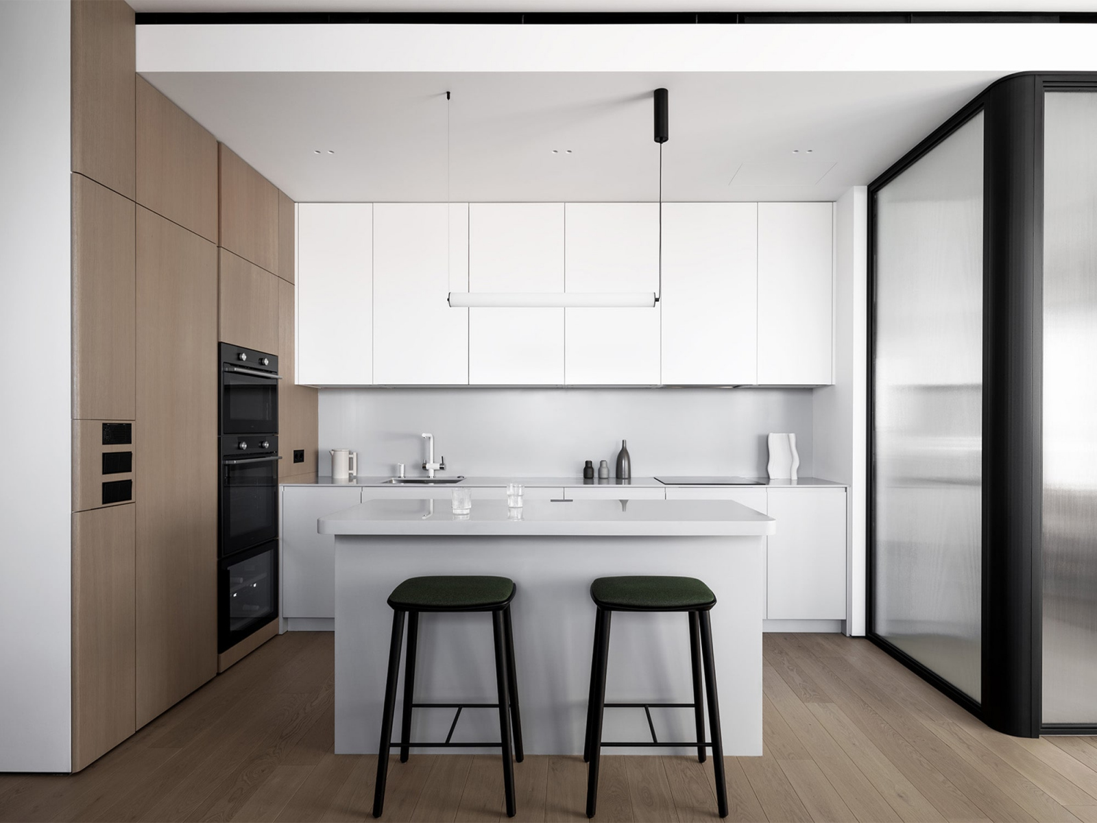 Большая кухня с островом на заказ