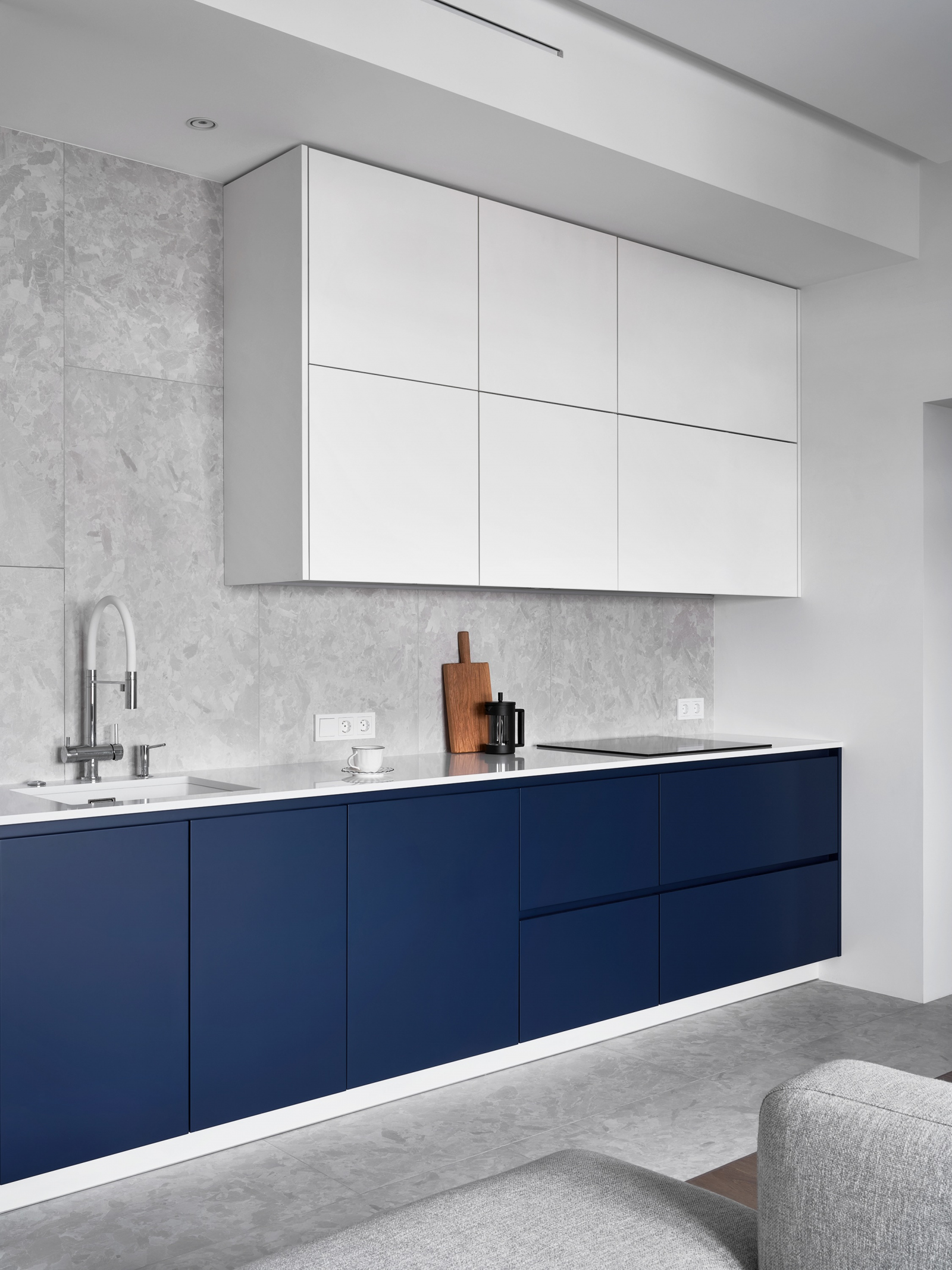 Прямой кухонный гарнитур со столешницей