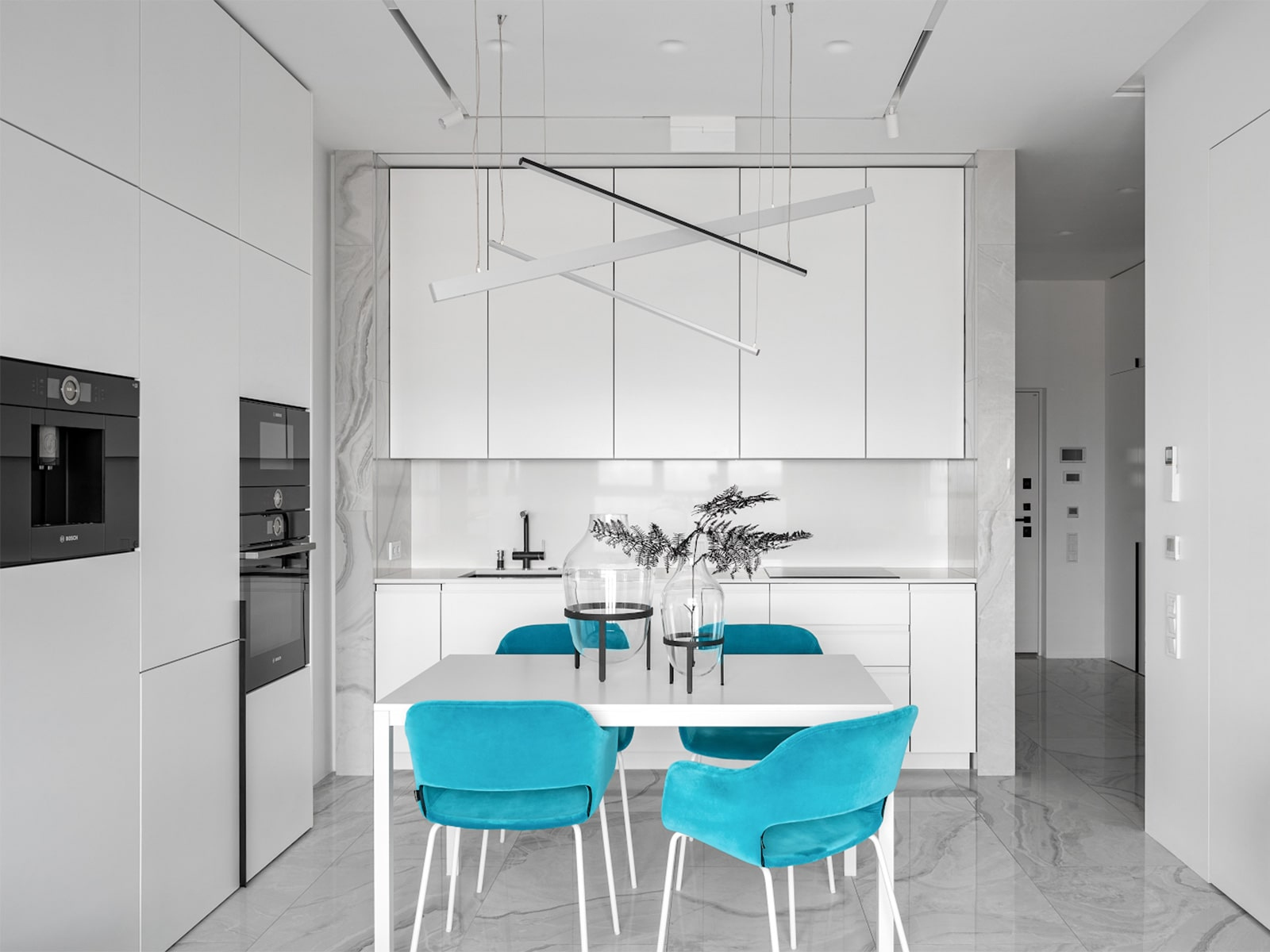 Прямая кухня с белыми фасадами