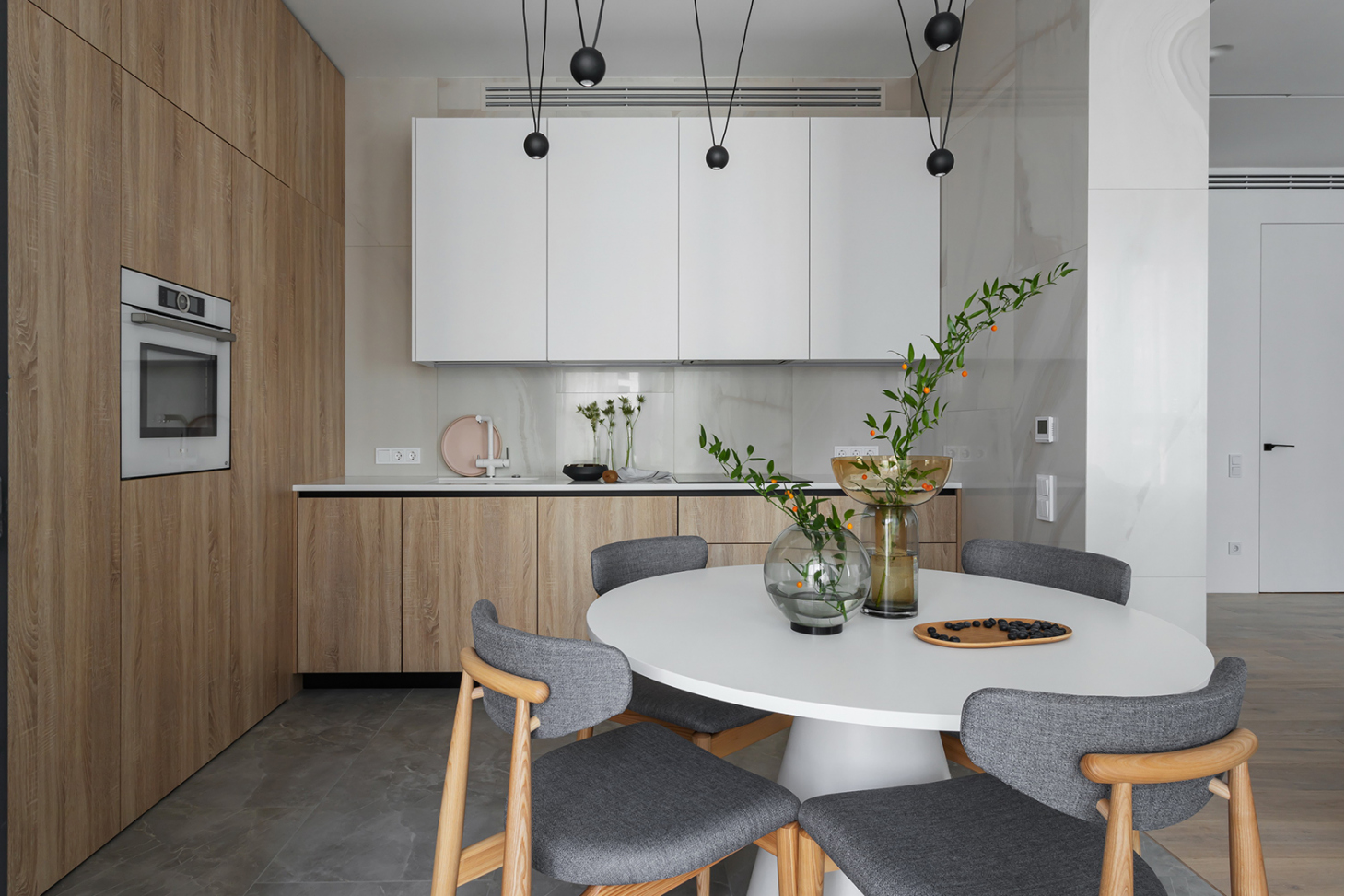 Угловая кухня со встроенным холодильником