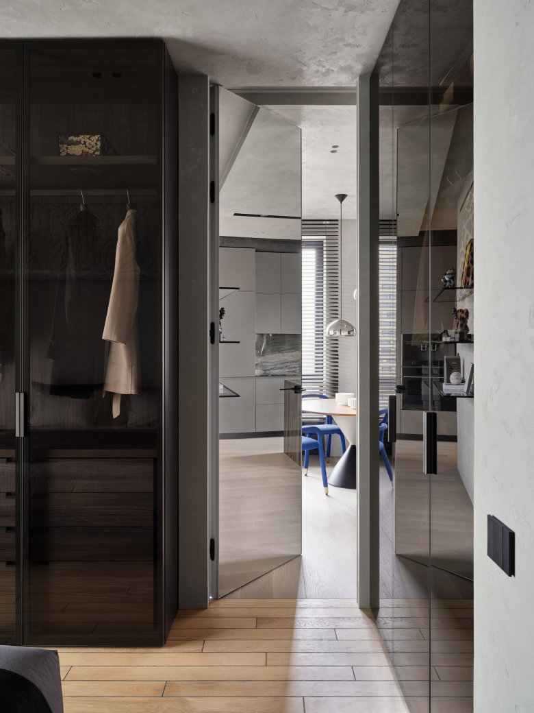 Зеркало на двери для спальни