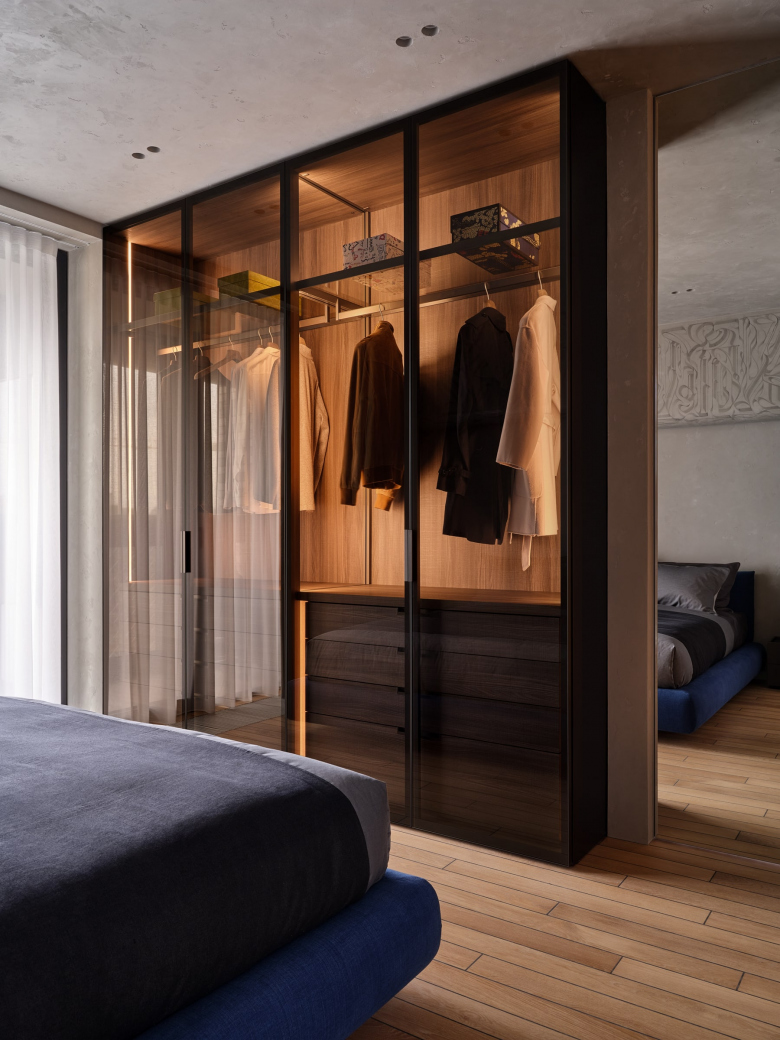 Шкаф с подсветкой для одежды в спальне