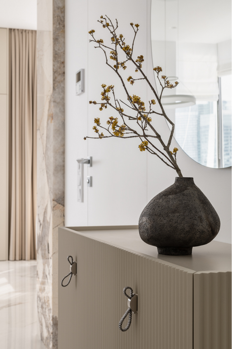 Тумба в прихожей с рифлеными фасадами