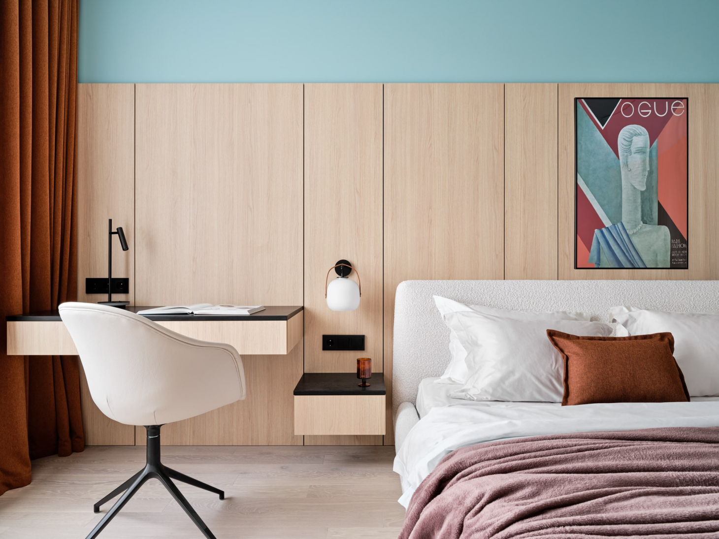 Рабочий стол в спальне