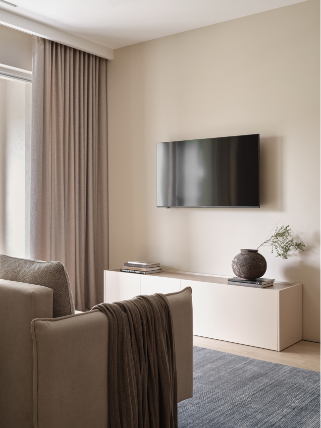 Бежевая гостиная в двухкомнатной квартире