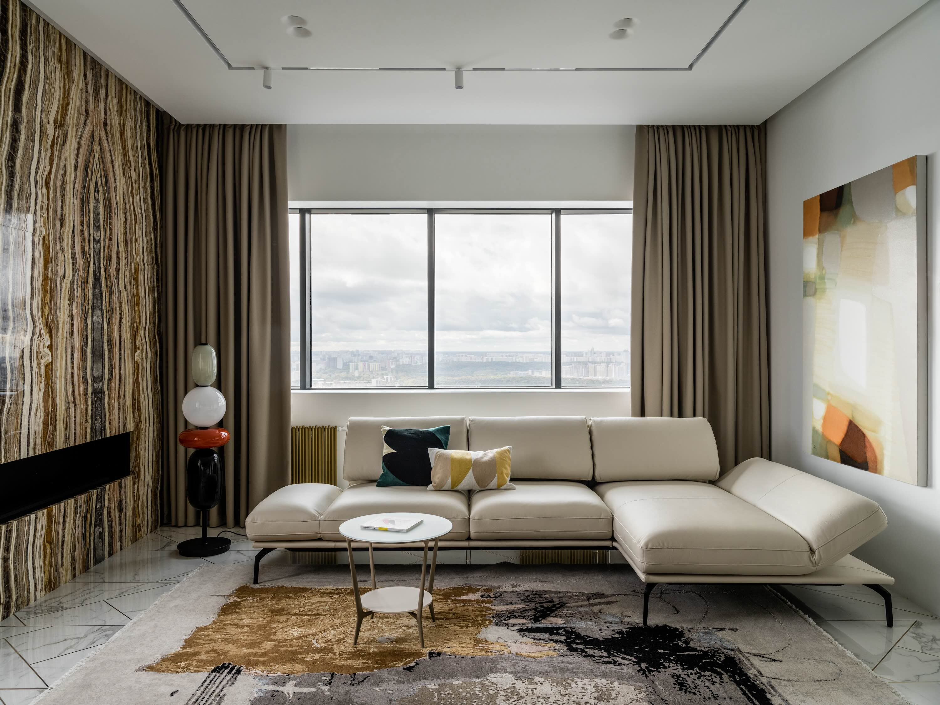 A luminous 108 m<sup>2</sup> Apartment With a Fireplace and a Sauna: Photos, Videos, and Interior Estimate