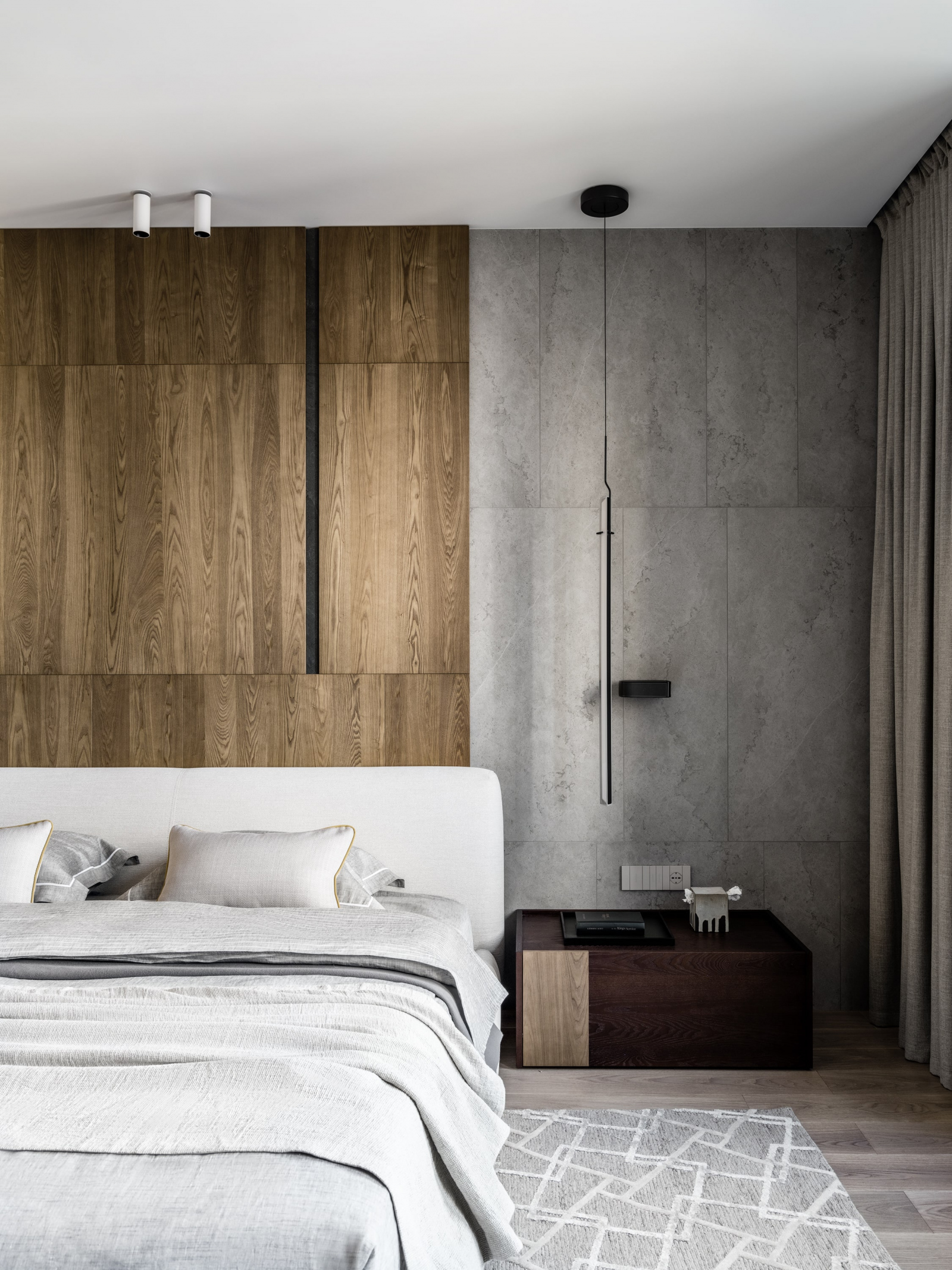 Оформление стены в спальне панелями в шпоне ясеня