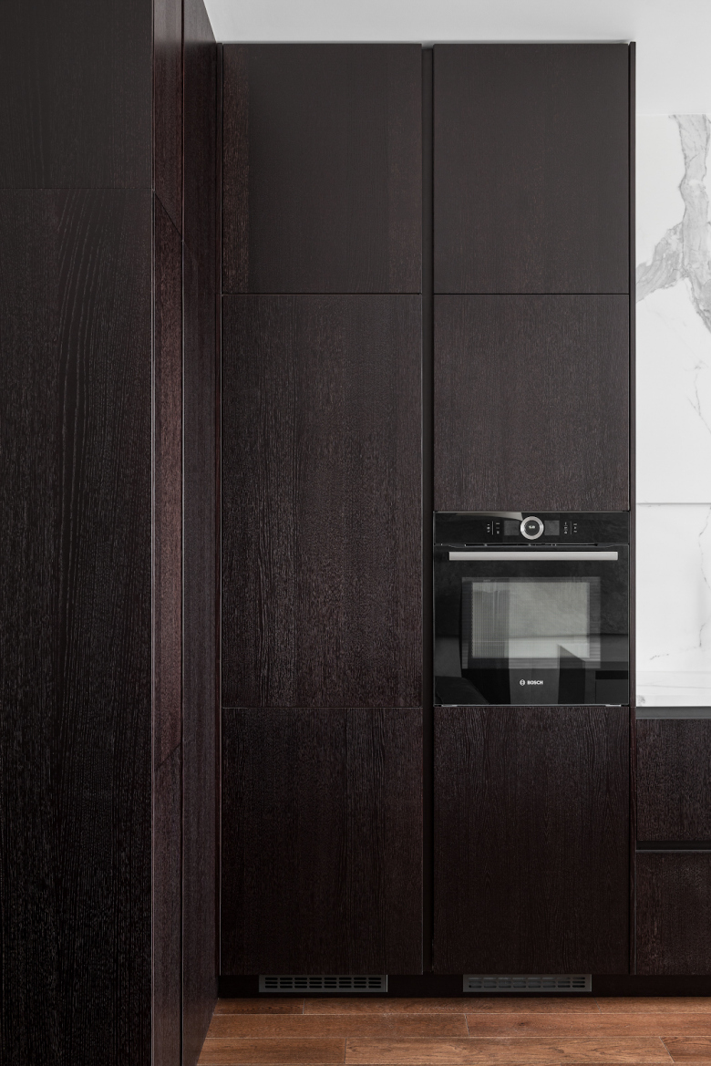 Кухонные пеналы в шпоне дуба со встроенным холодильником