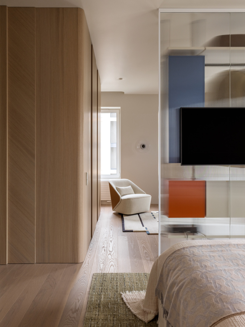 Дизайн интерьера открытой гардеробной в спальне