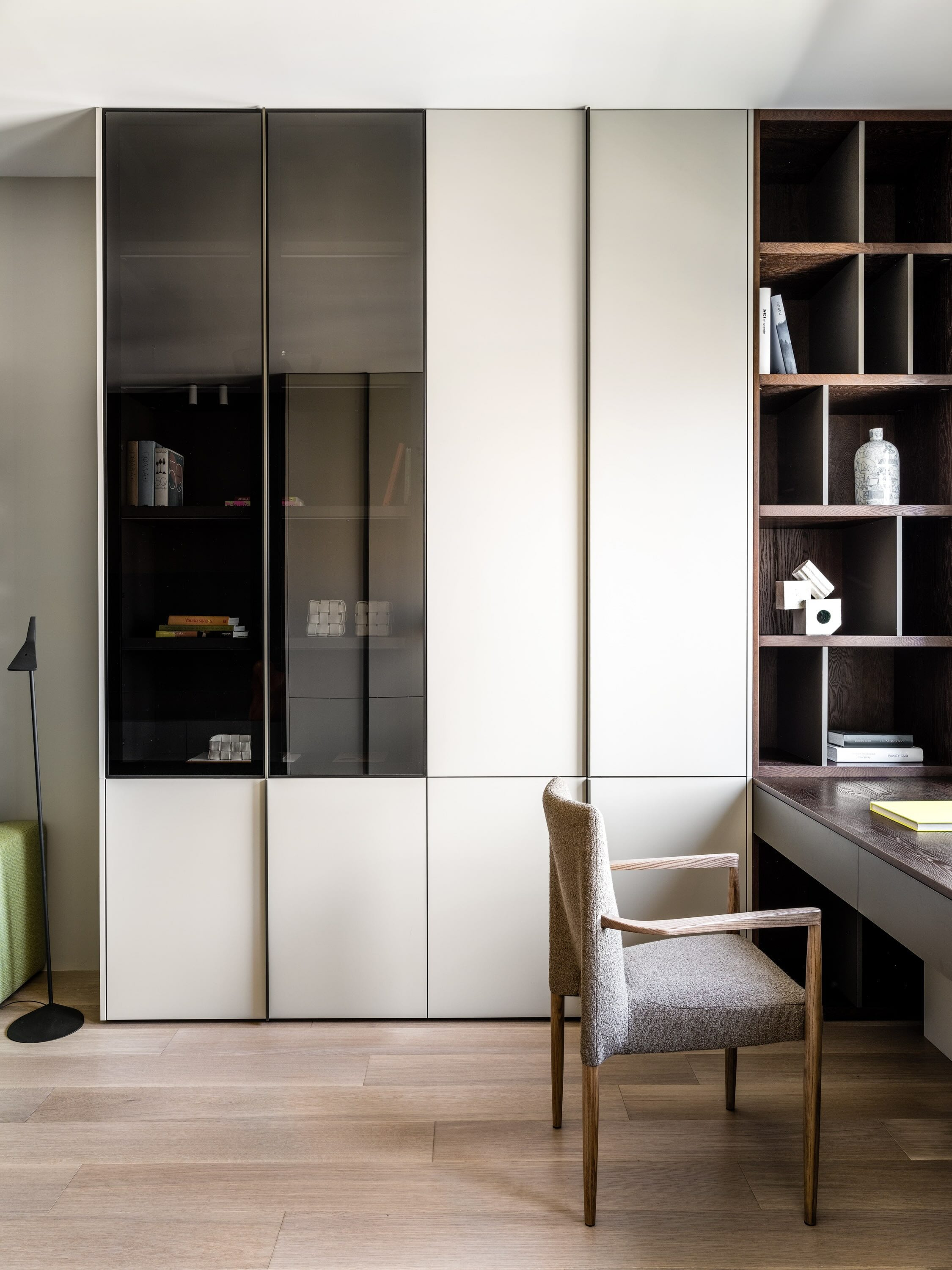 Шкаф для книг со стеклянными фасадами