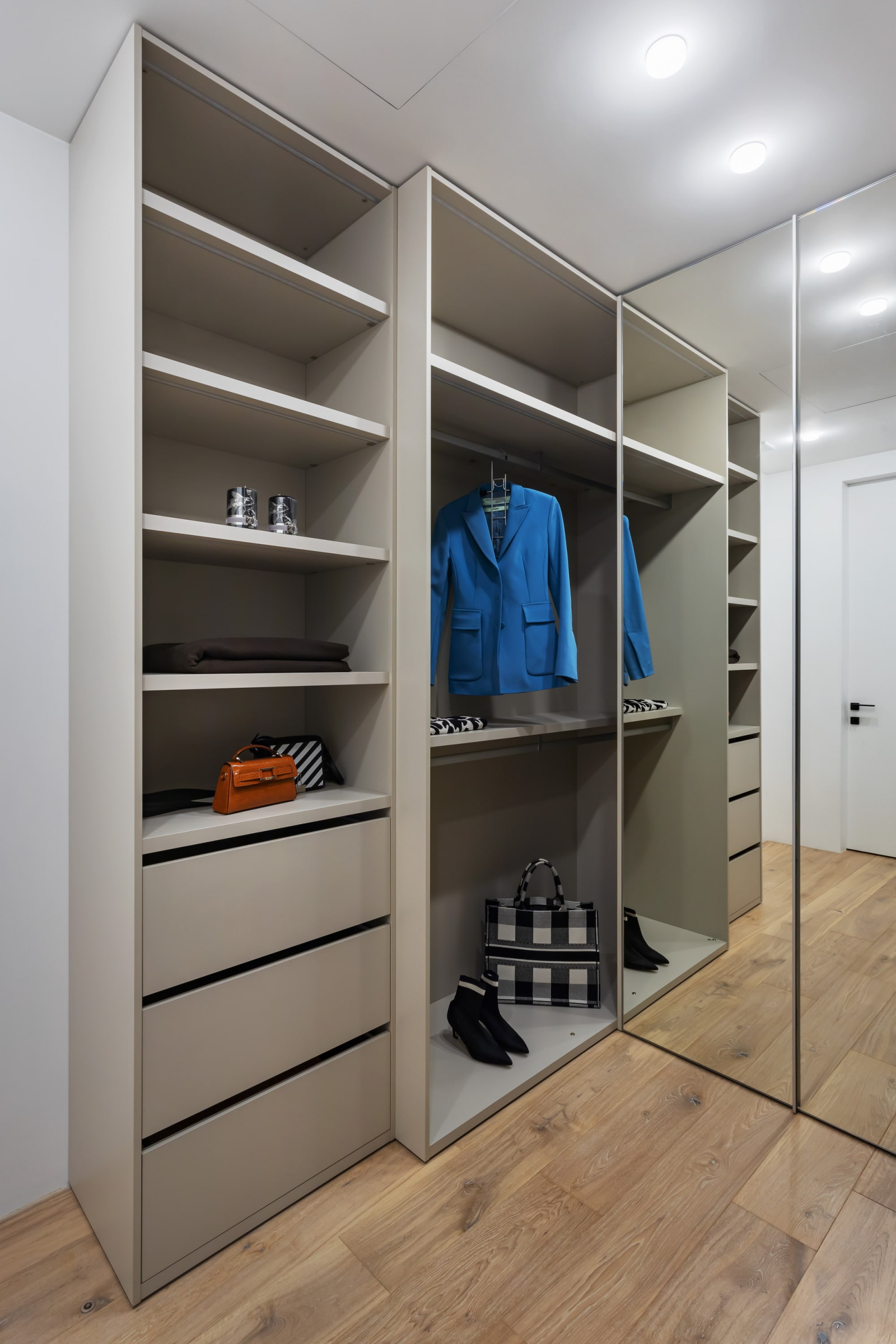 Гардеробная с полками и зеркалами