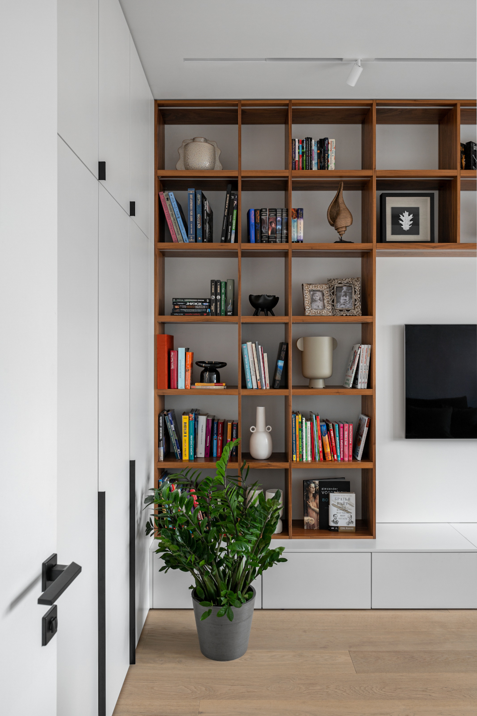 Стеллаж в шпоне американского ореха