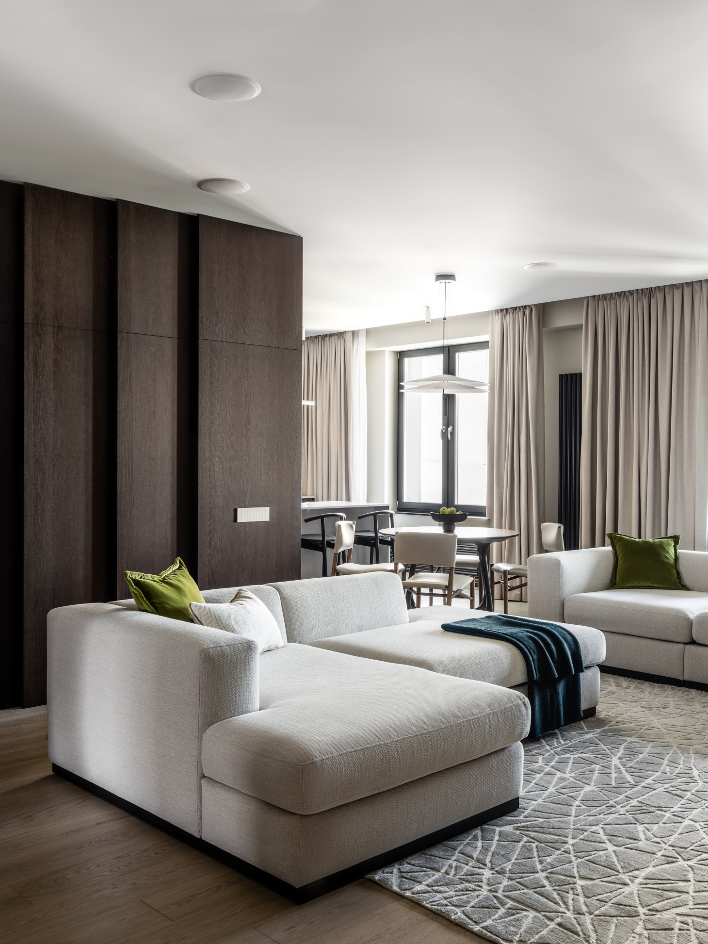 Кухня-гостиная с панелями в шпоне дуба