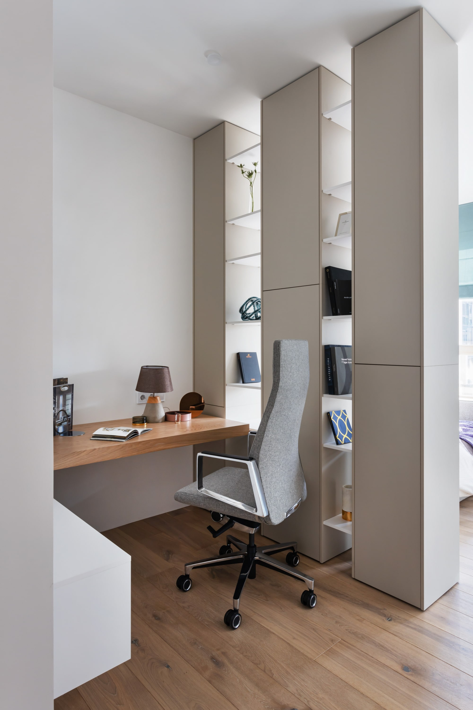 Двухсторонний стеллаж для книг и декора