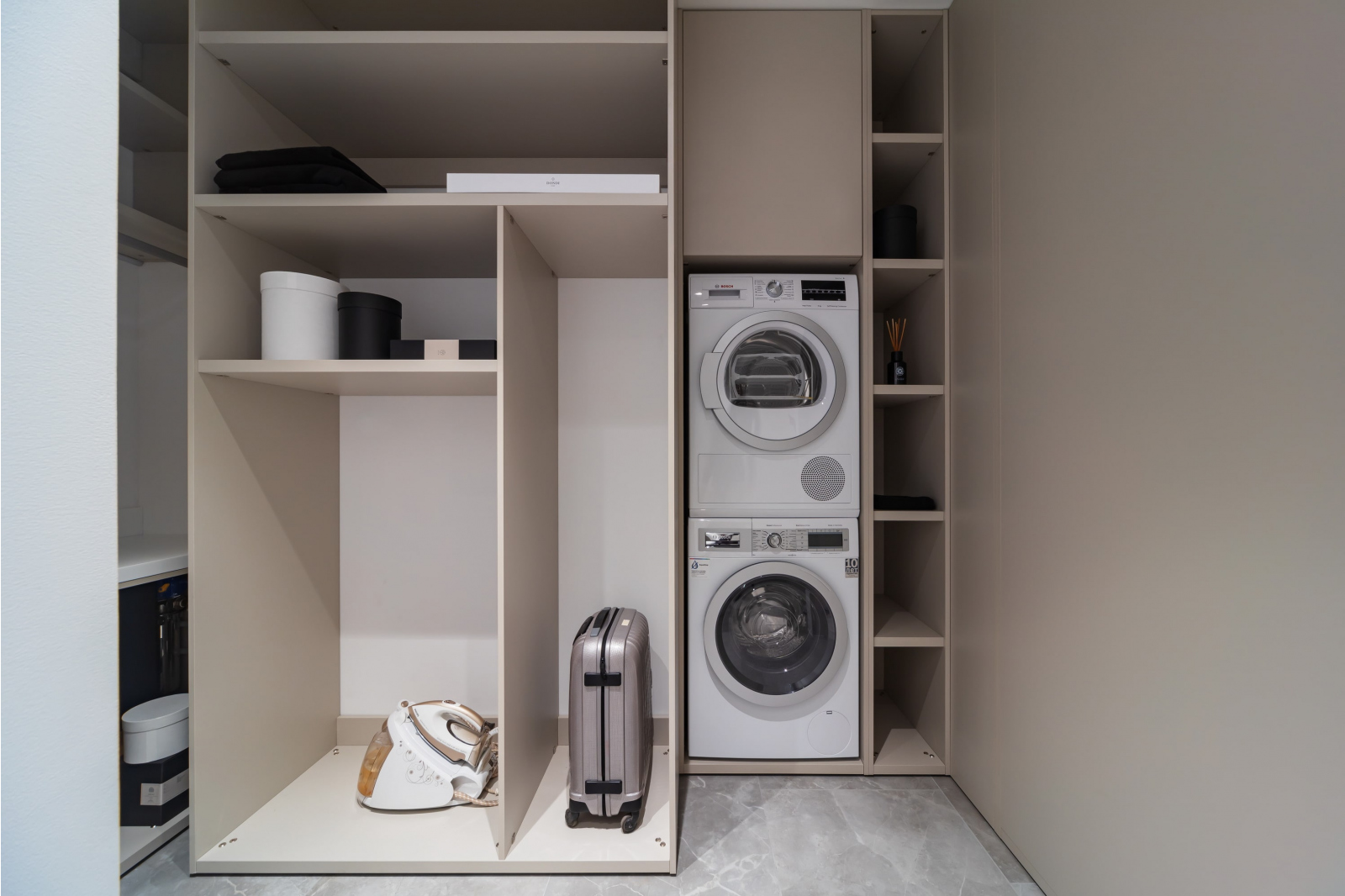 Бежевый шкаф в прачечной