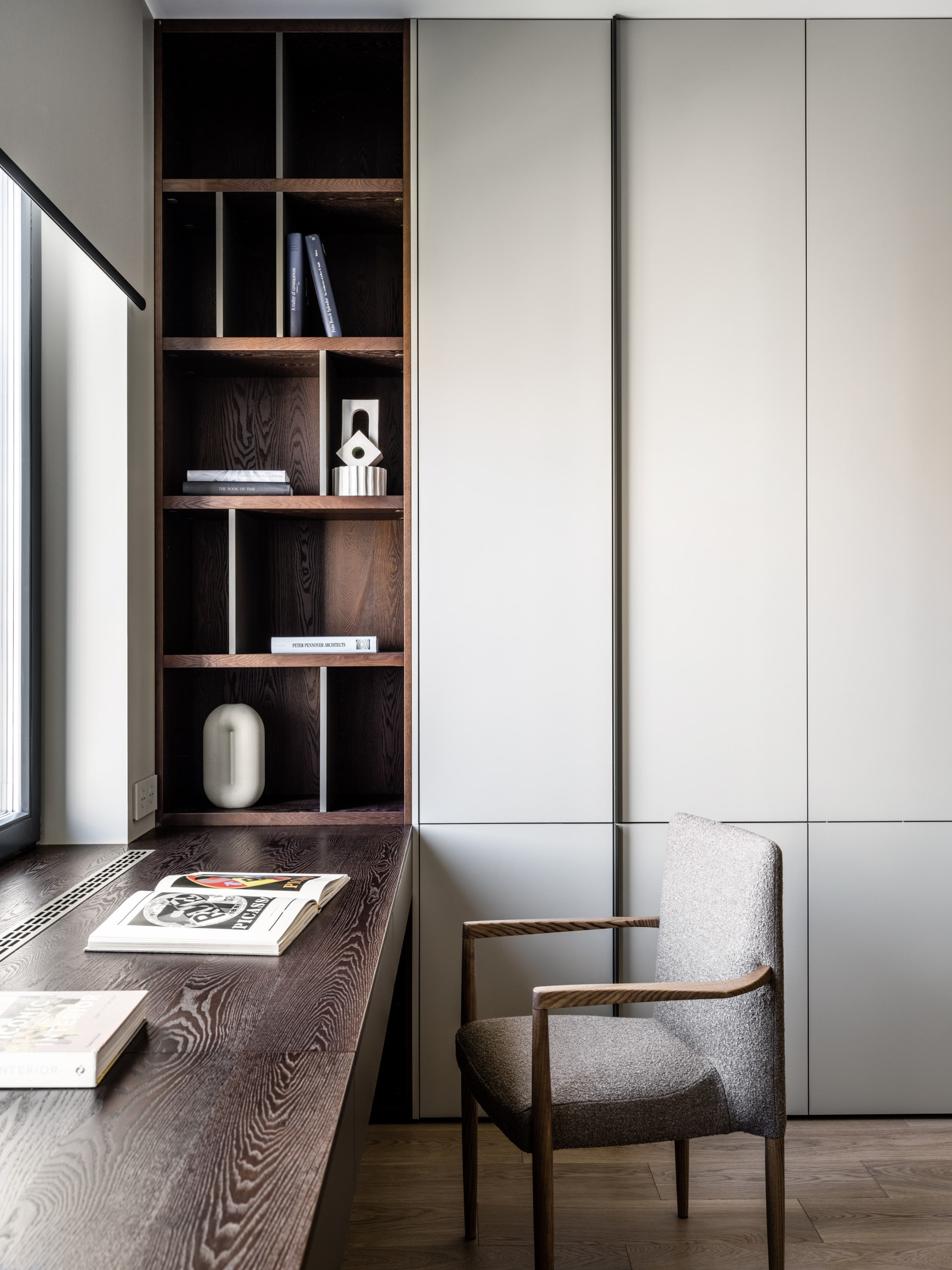 Шкаф для одежды с полками для книг