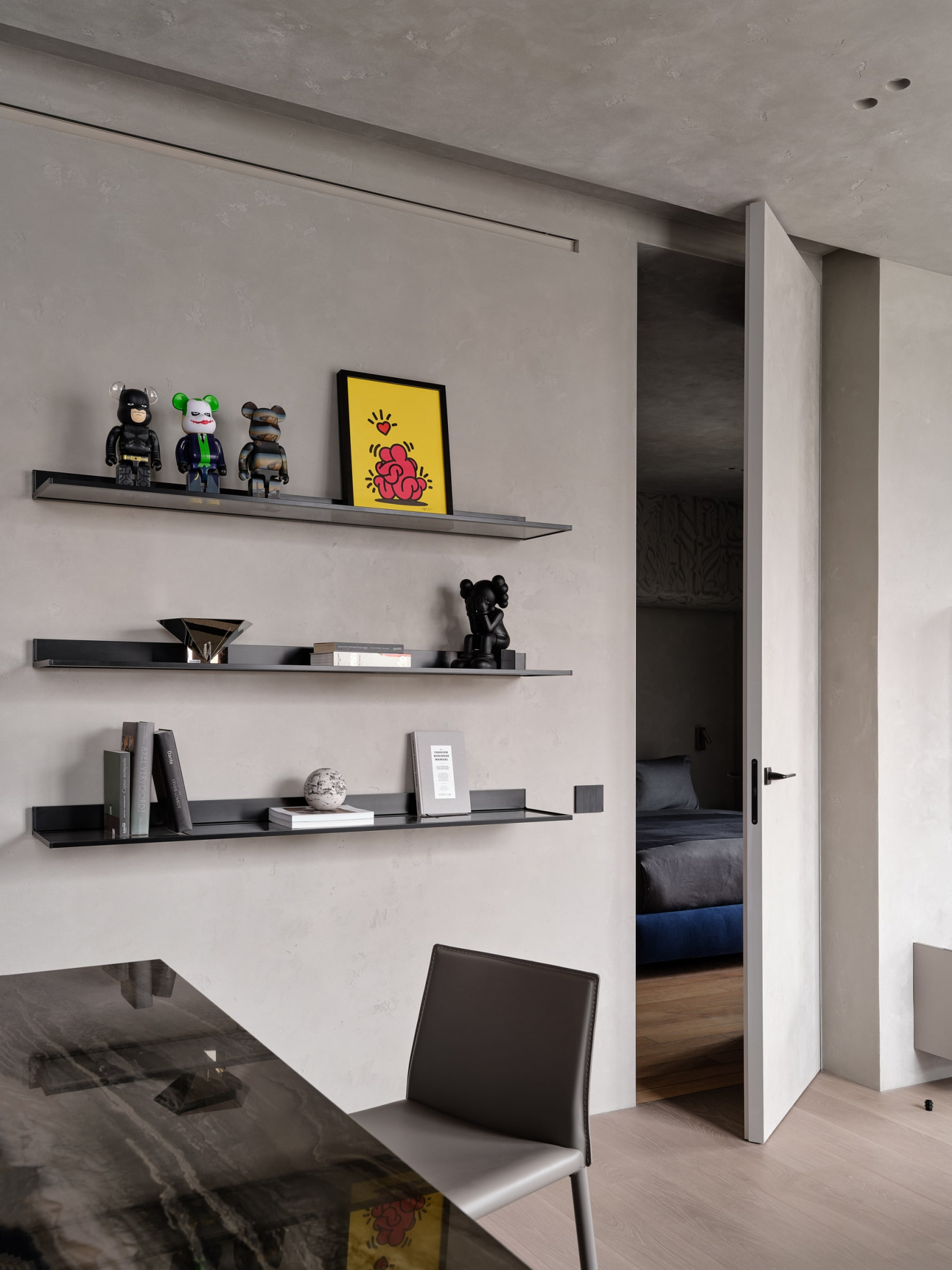 Подвесные полки в гостиной