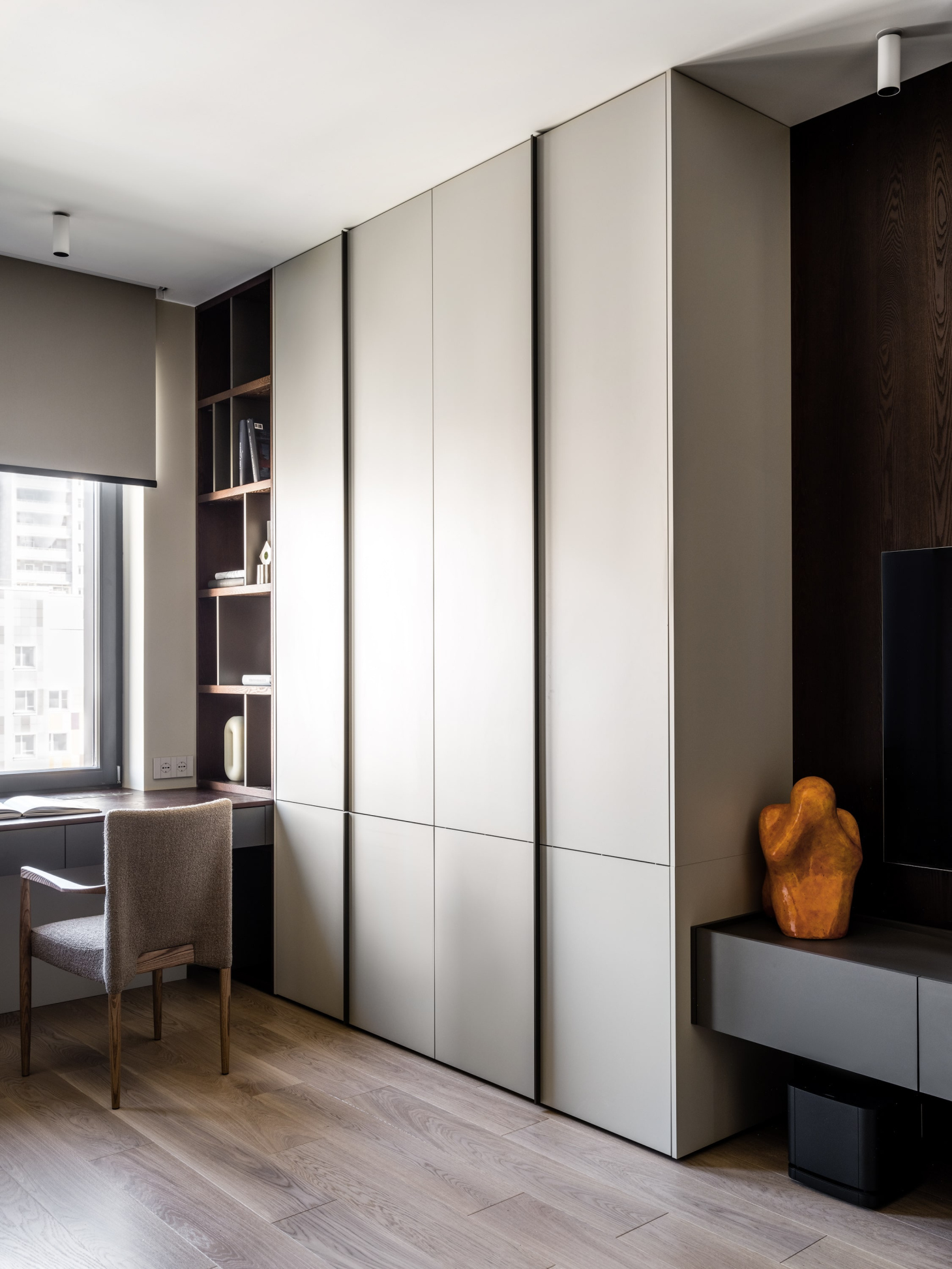 Шкаф для одежды в домашнем кабинете